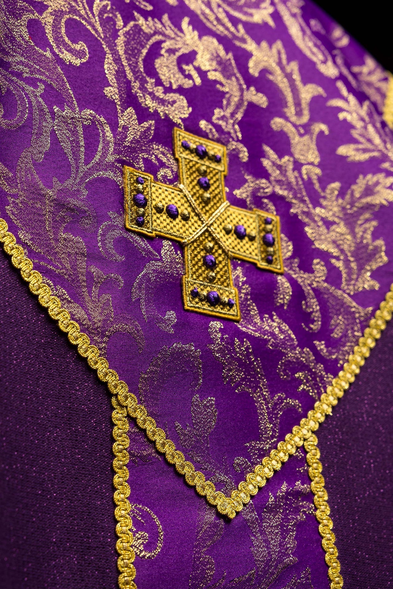 Violettes Messgewand mit Kreuz verziert mit Jacquardstoff