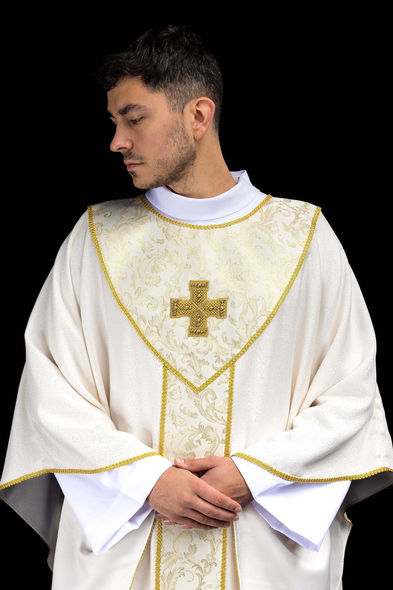 Messgewand in Ecru mit Kreuz verziert mit Jacquardstoff
