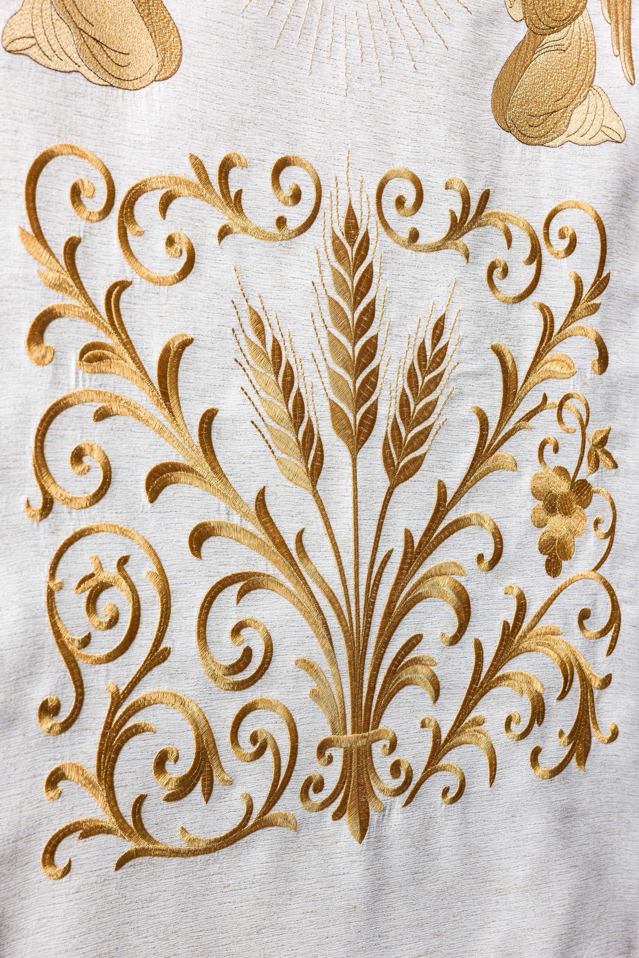 Serweta na lektorium bogato haftowana IHS ecru - ORNATY.PL