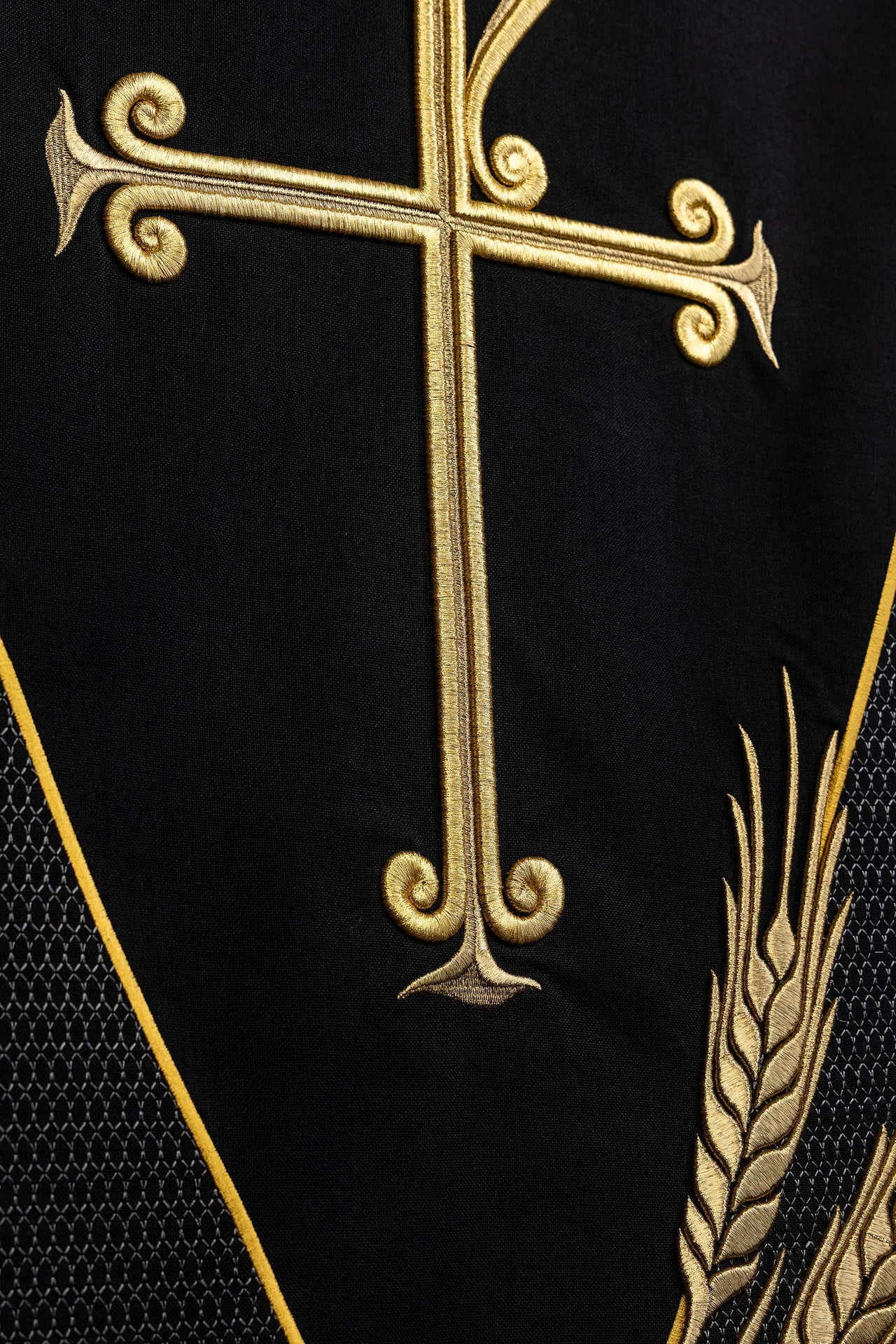 Schwarzes Ambotuch mit PAX-Stickerei