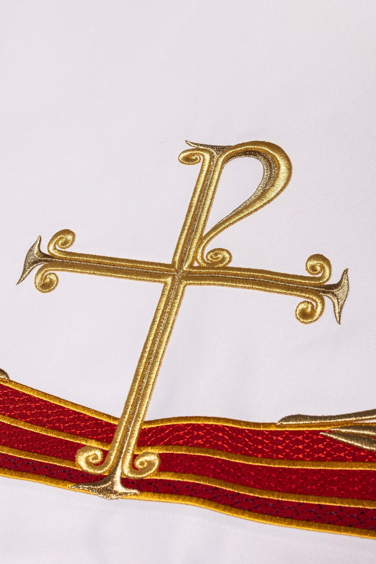 Altartuch mit gesticktem PAX-Symbol