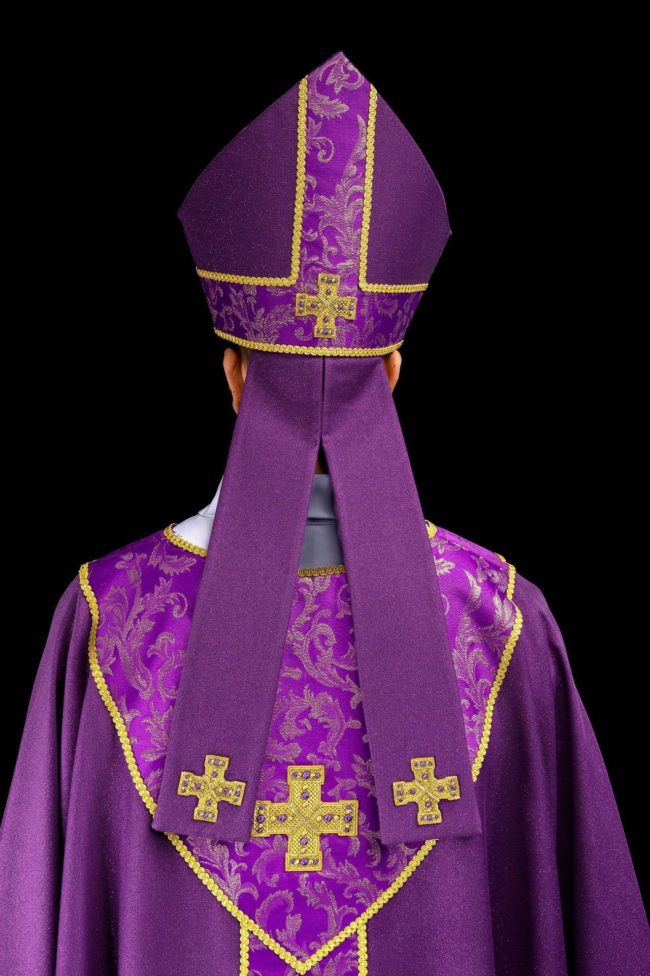 Violette Mitra mit gesticktem Kreuz verziert mit Jacquardstoff