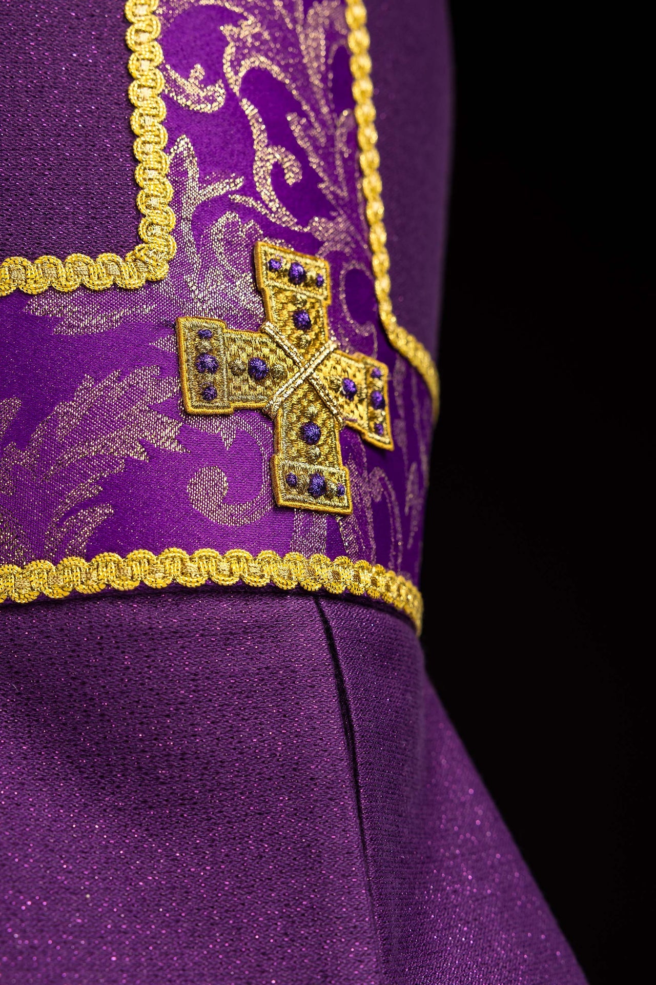 Violette Mitra mit gesticktem Kreuz verziert mit Jacquardstoff