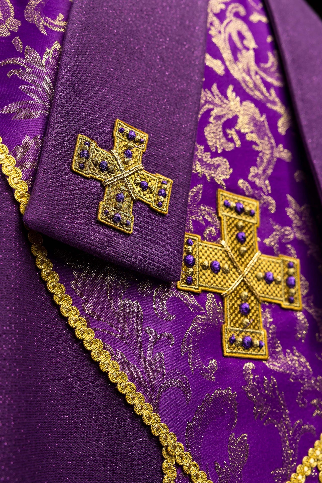Violette Mitra mit gesticktem Kreuz verziert mit Jacquardstoff