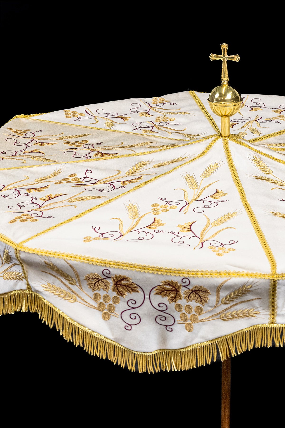Prozessionsschirm ecru mit goldener Stickerei zu Fronleichnam