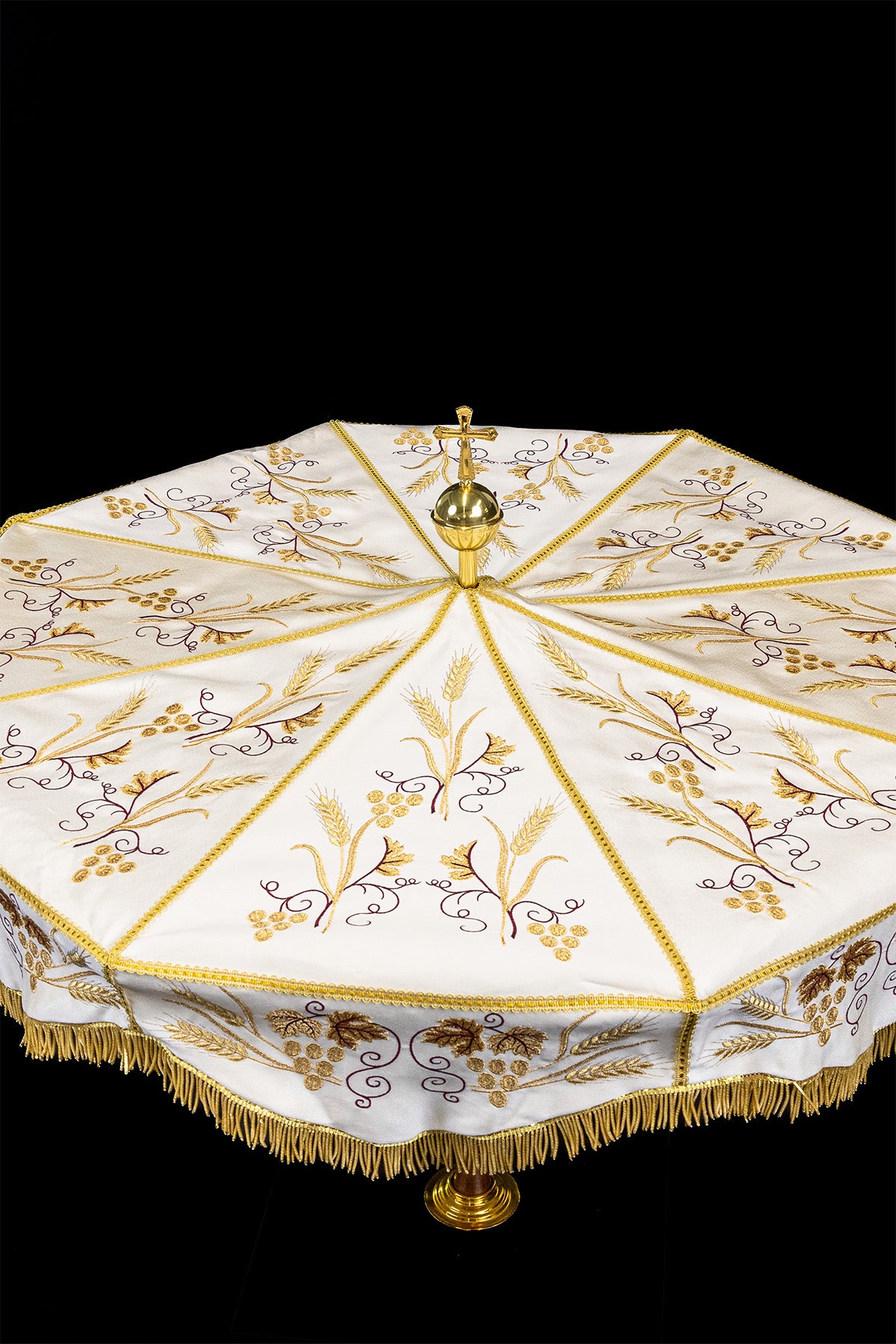 Prozessionsschirm ecru mit goldener Stickerei zu Fronleichnam