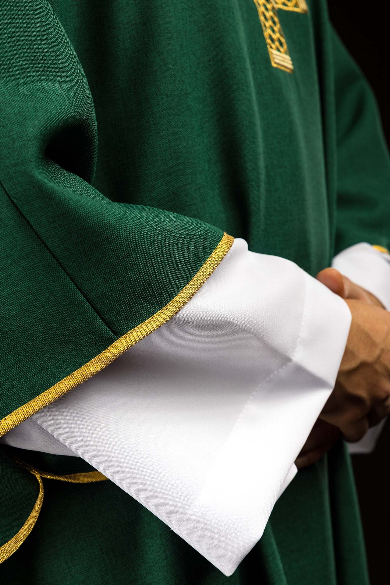 Dalmatik mit gestickten Kreuzen und grünem Kragen