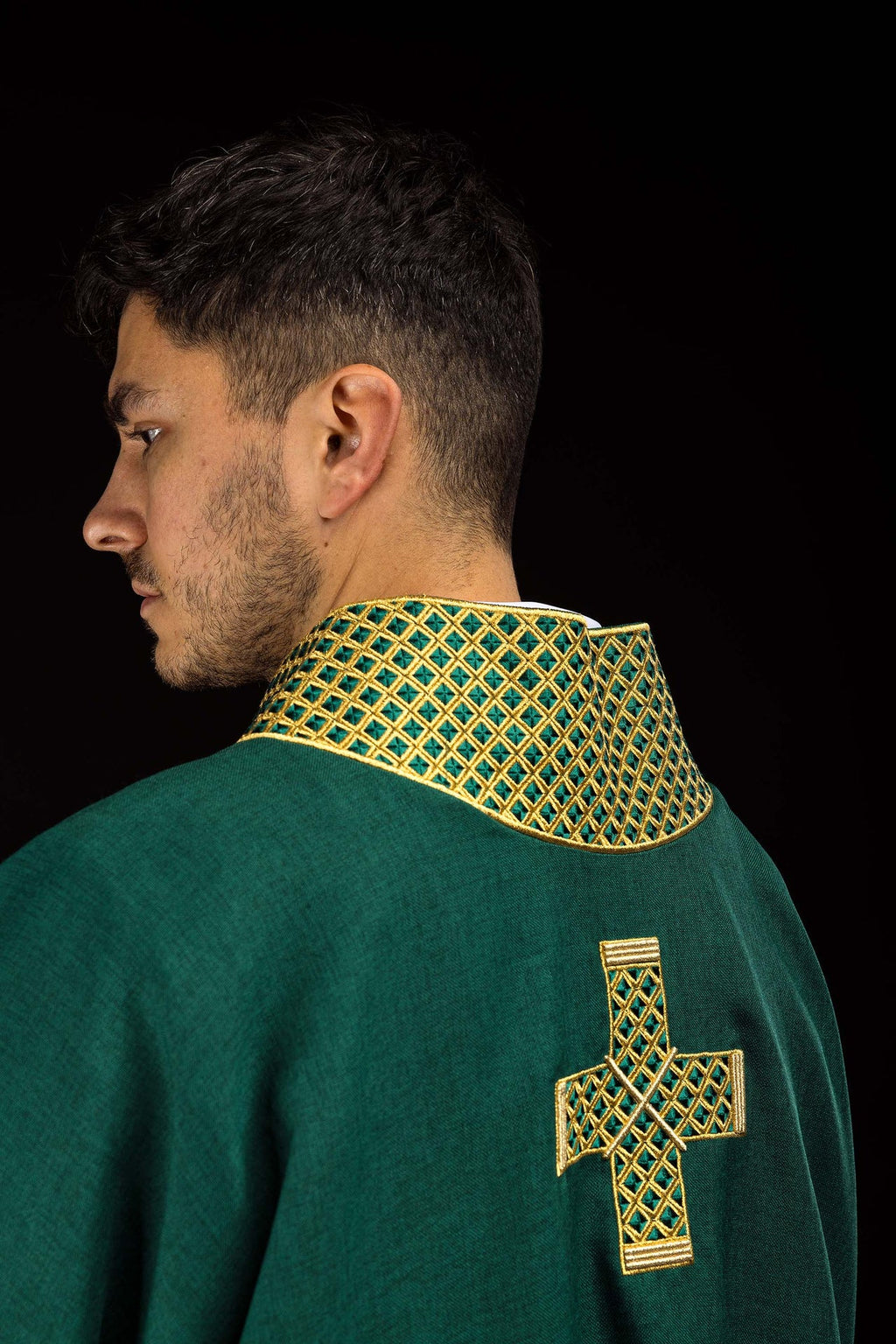 Dalmatik mit gestickten Kreuzen und grünem Kragen
