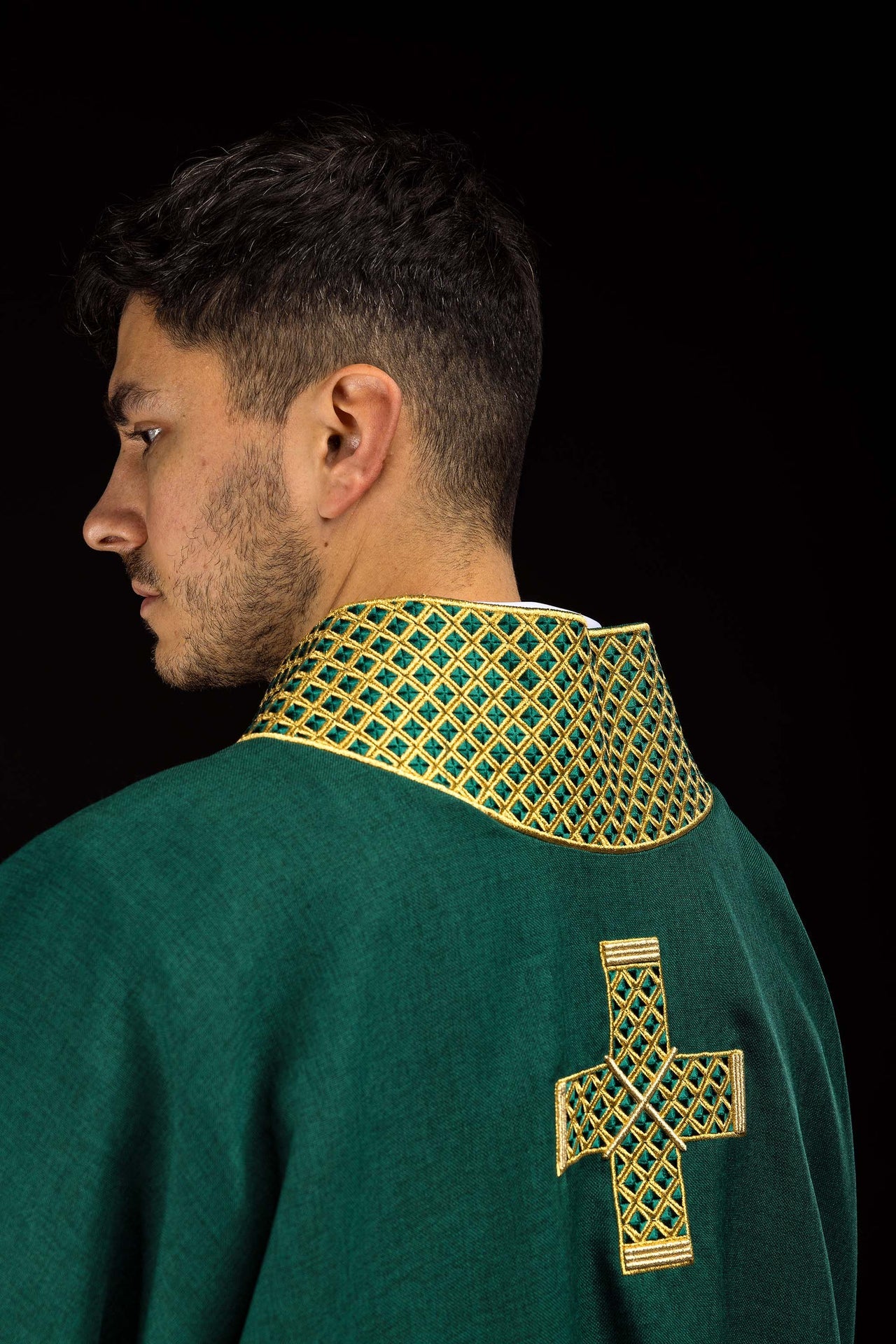 Dalmatik mit gestickten Kreuzen und grünem Kragen