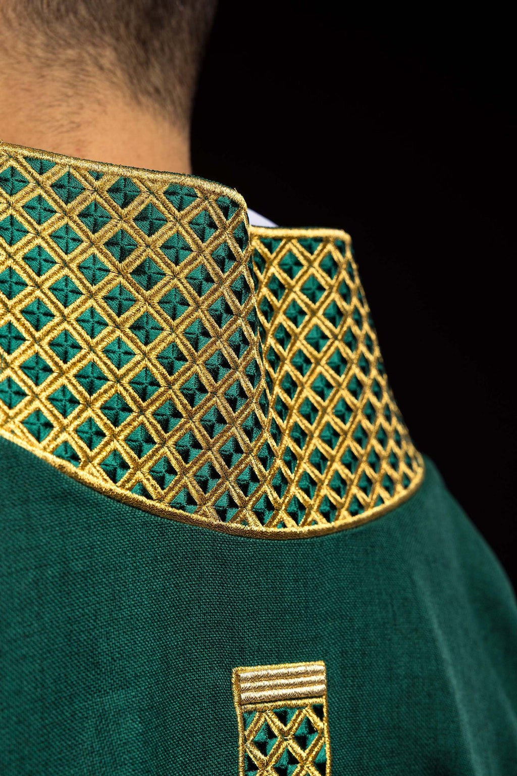 Dalmatik mit gestickten Kreuzen und grünem Kragen