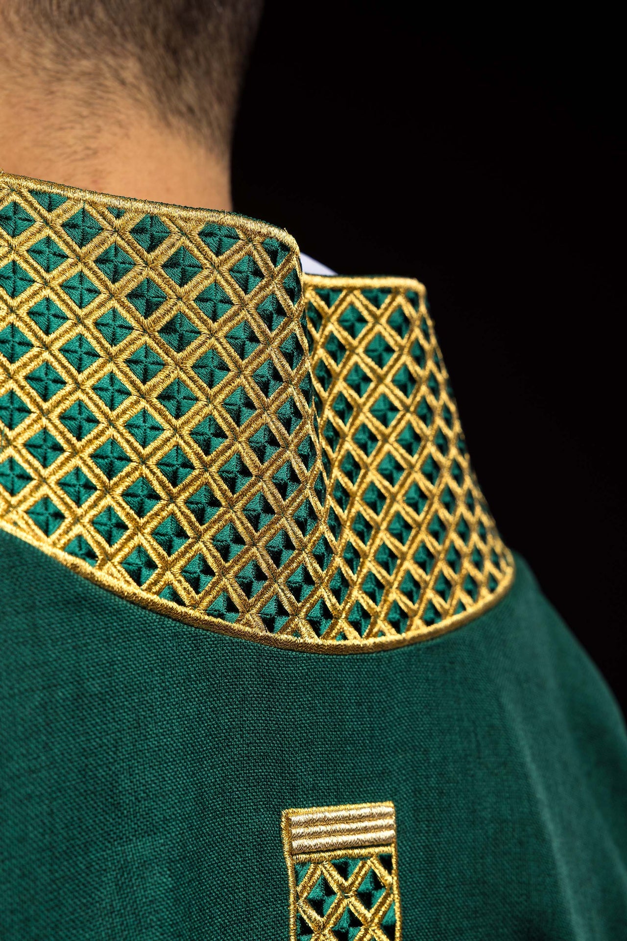 Dalmatik mit gestickten Kreuzen und grünem Kragen