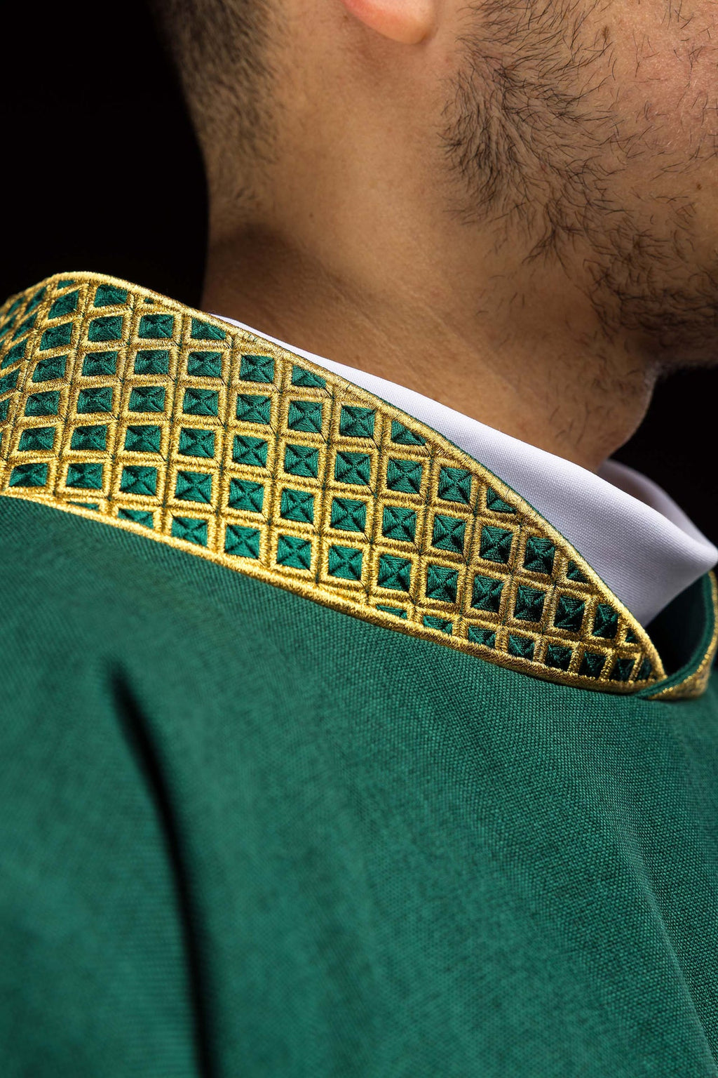 Dalmatik mit gestickten Kreuzen und grünem Kragen