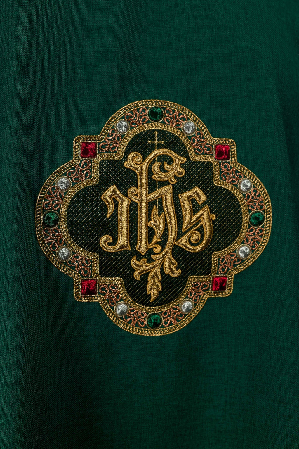 Dalmatyka z symbolem IHS i kołnierzem w kolorze zielonym - ORNATY.PL