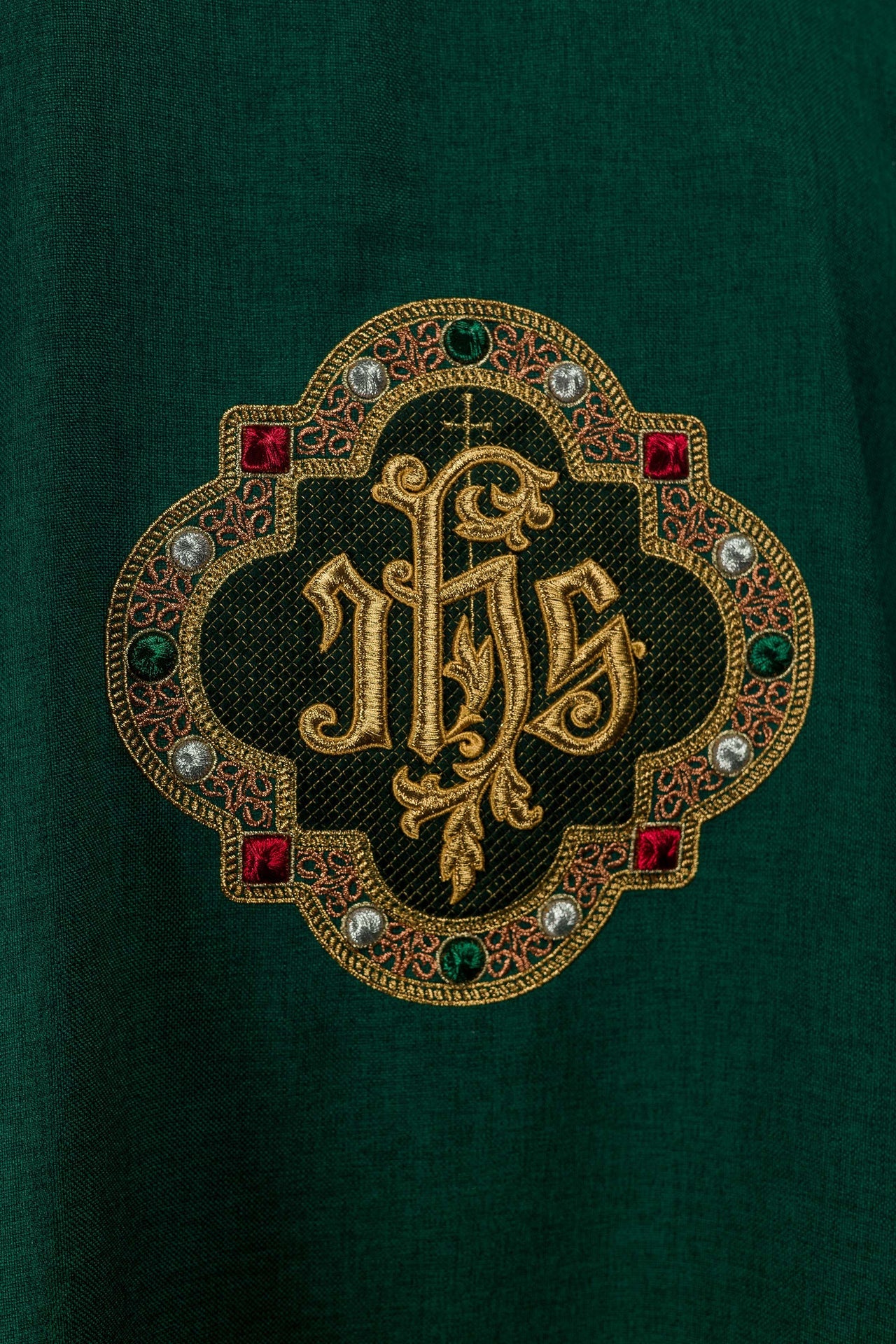 Dalmatik mit IHS-Symbol und grünem Kragen