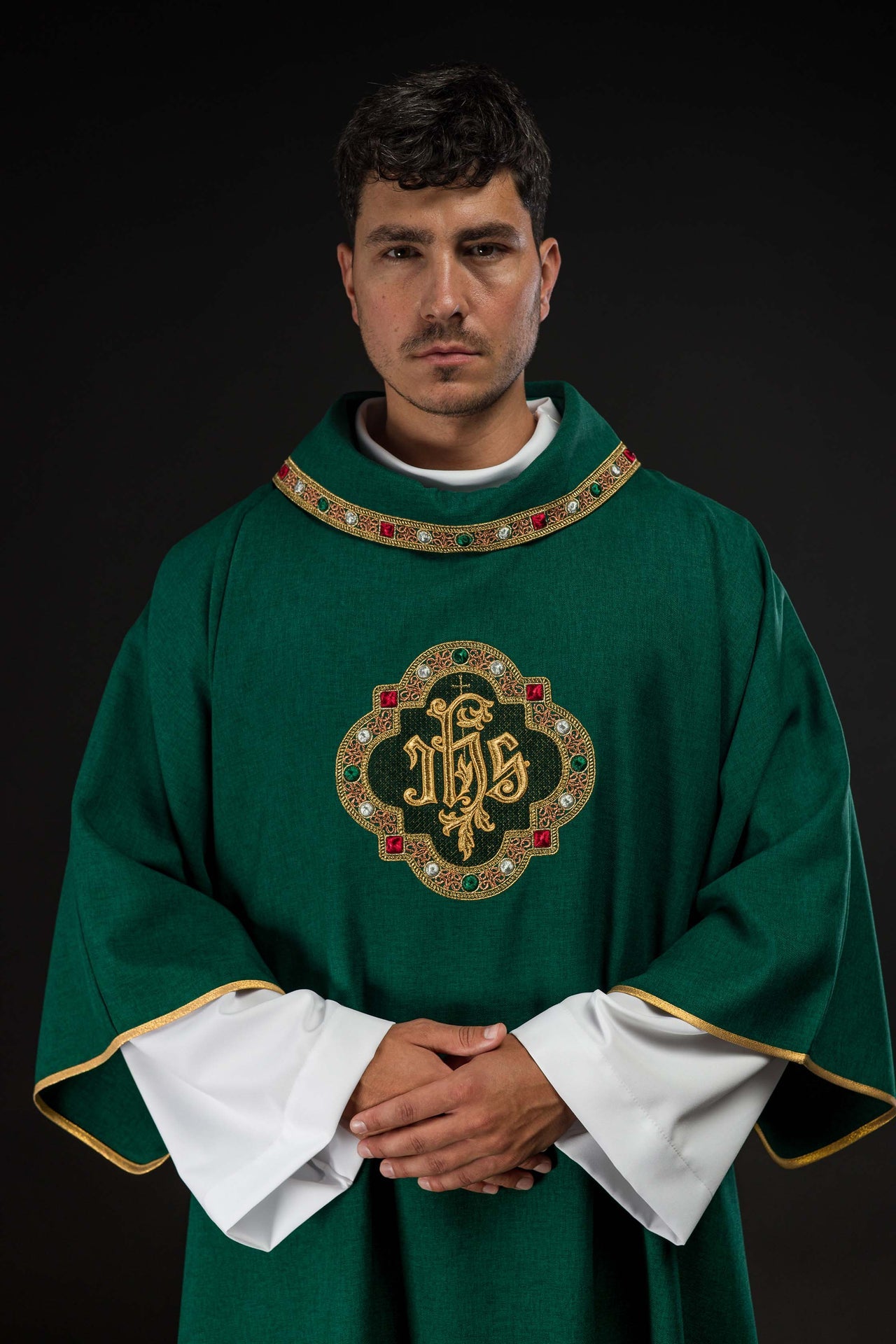 Dalmatyka z symbolem IHS i kołnierzem w kolorze zielonym - ORNATY.PL
