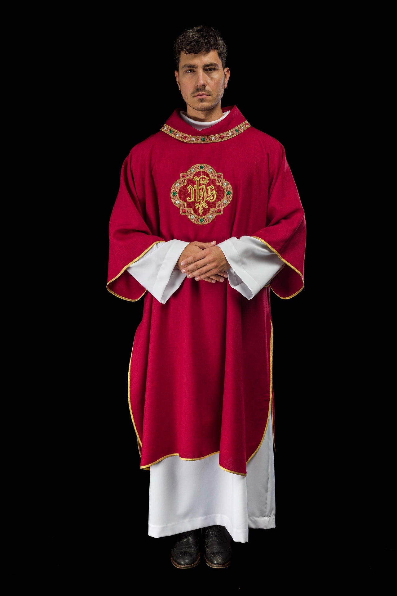 Dalmatyka z symbolem IHS i kołnierzem w kolorze czerwonym - ORNATY.PL