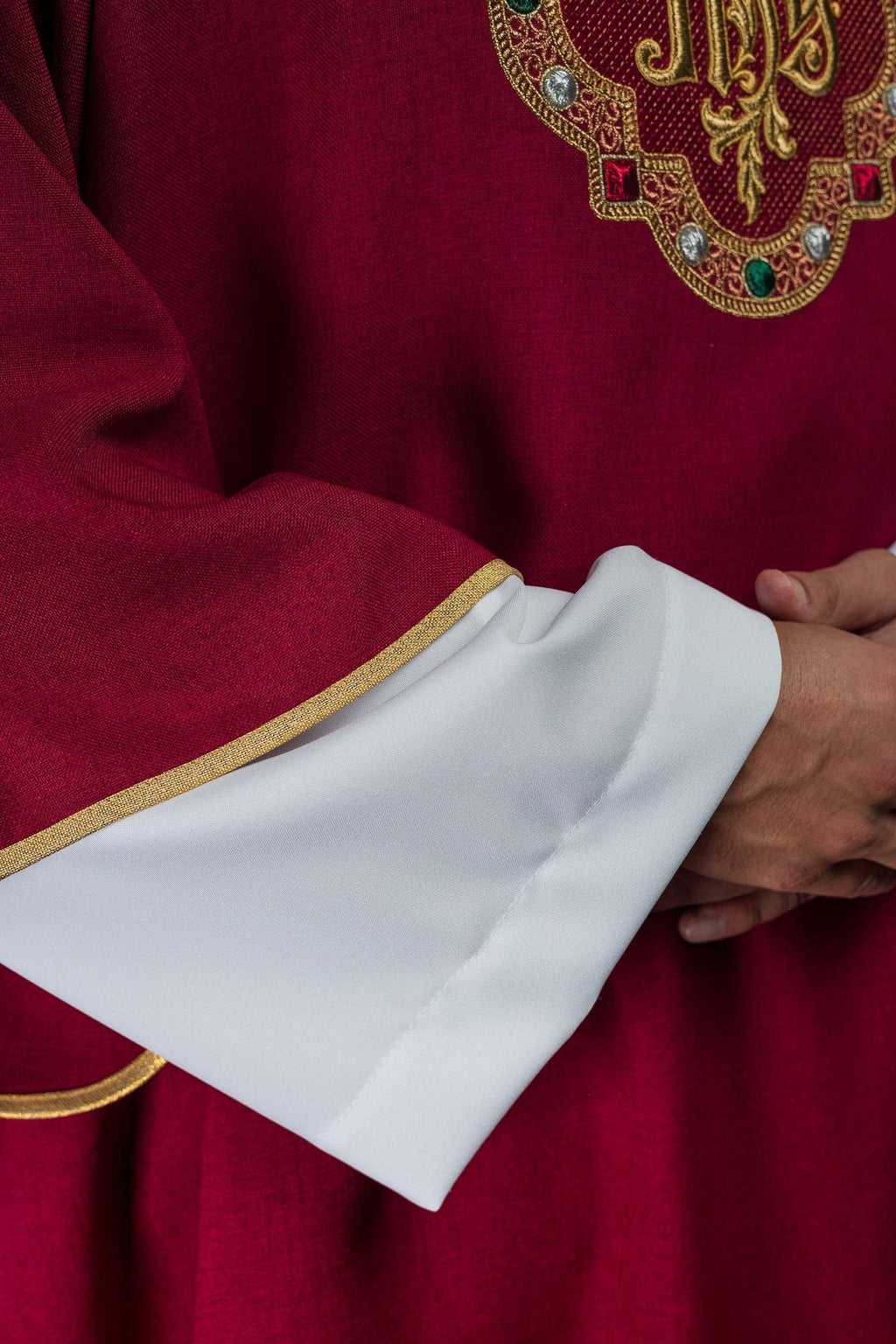 Dalmatyka z symbolem IHS i kołnierzem w kolorze czerwonym - ORNATY.PL