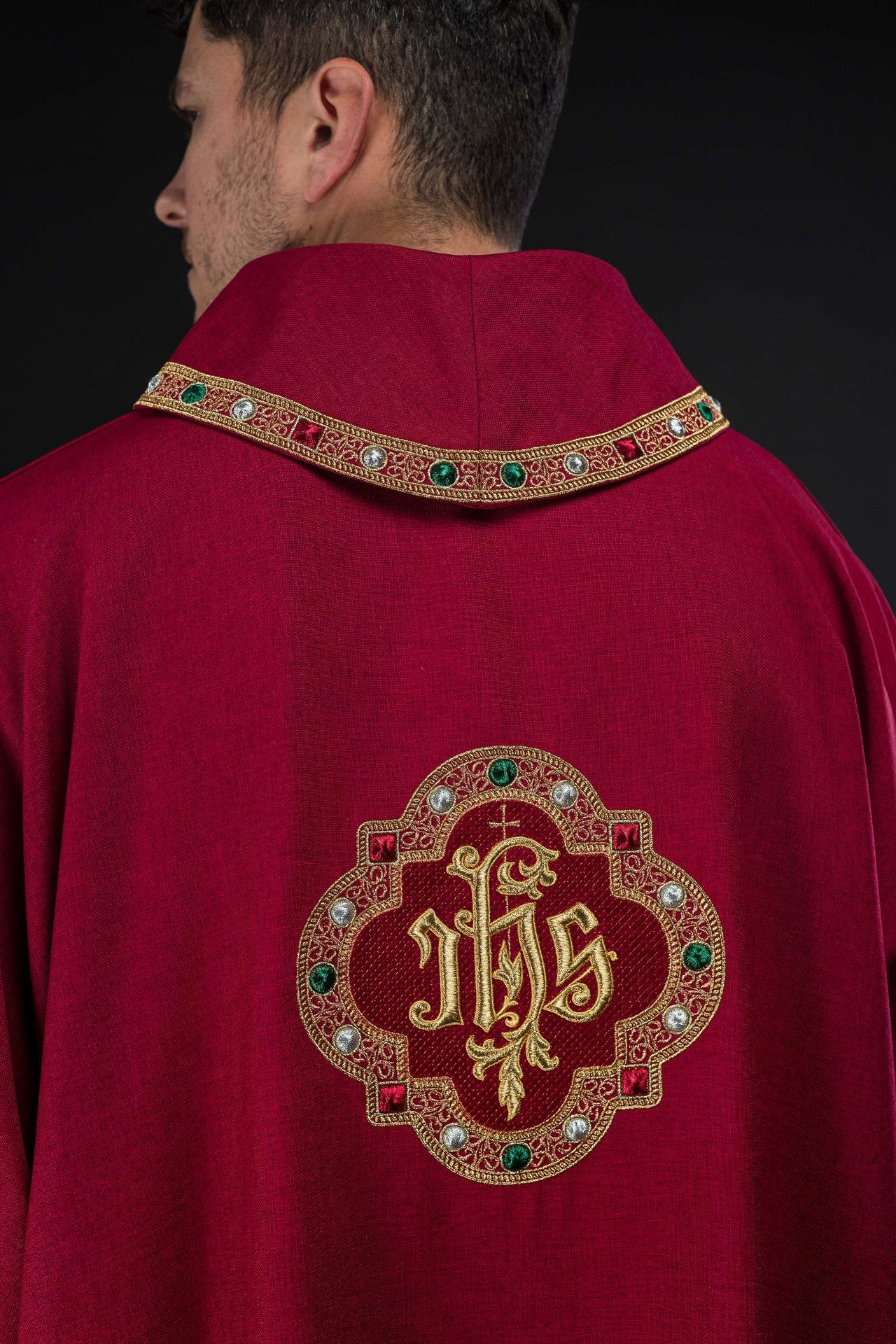 Dalmatik mit IHS-Symbol und Kragen in Rot