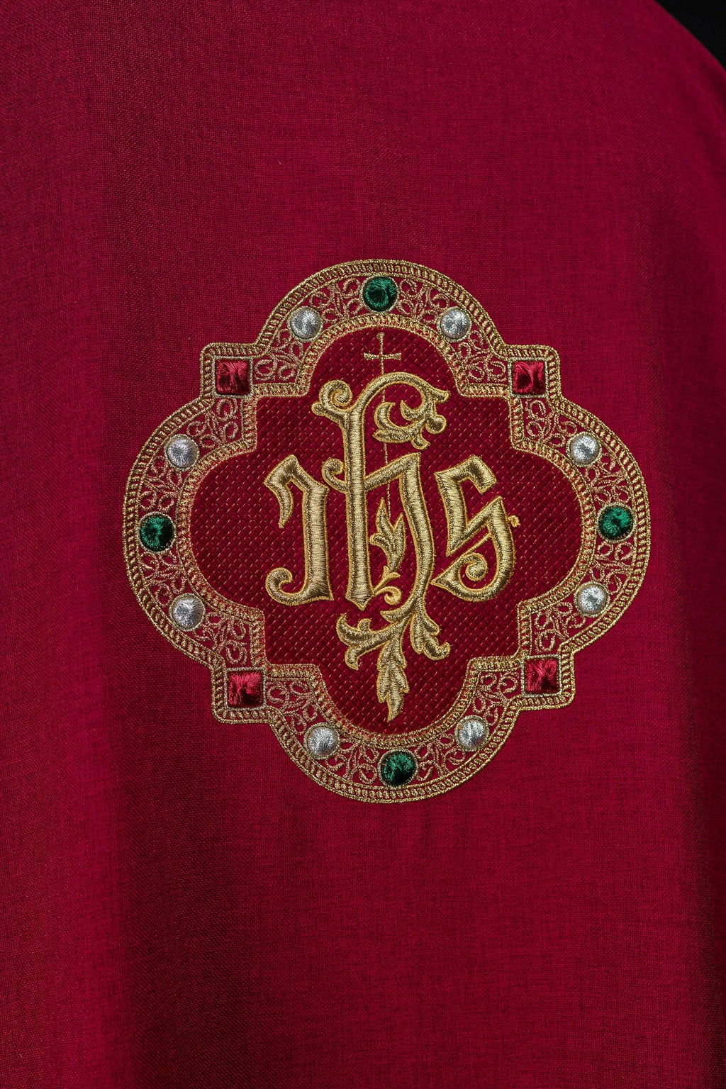 Dalmatik mit IHS-Symbol und Kragen in Rot