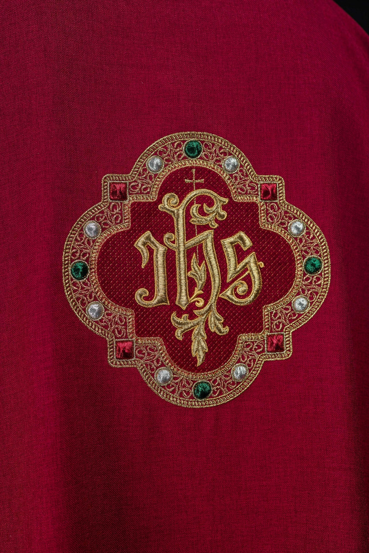 Dalmatik mit IHS-Symbol und Kragen in Rot