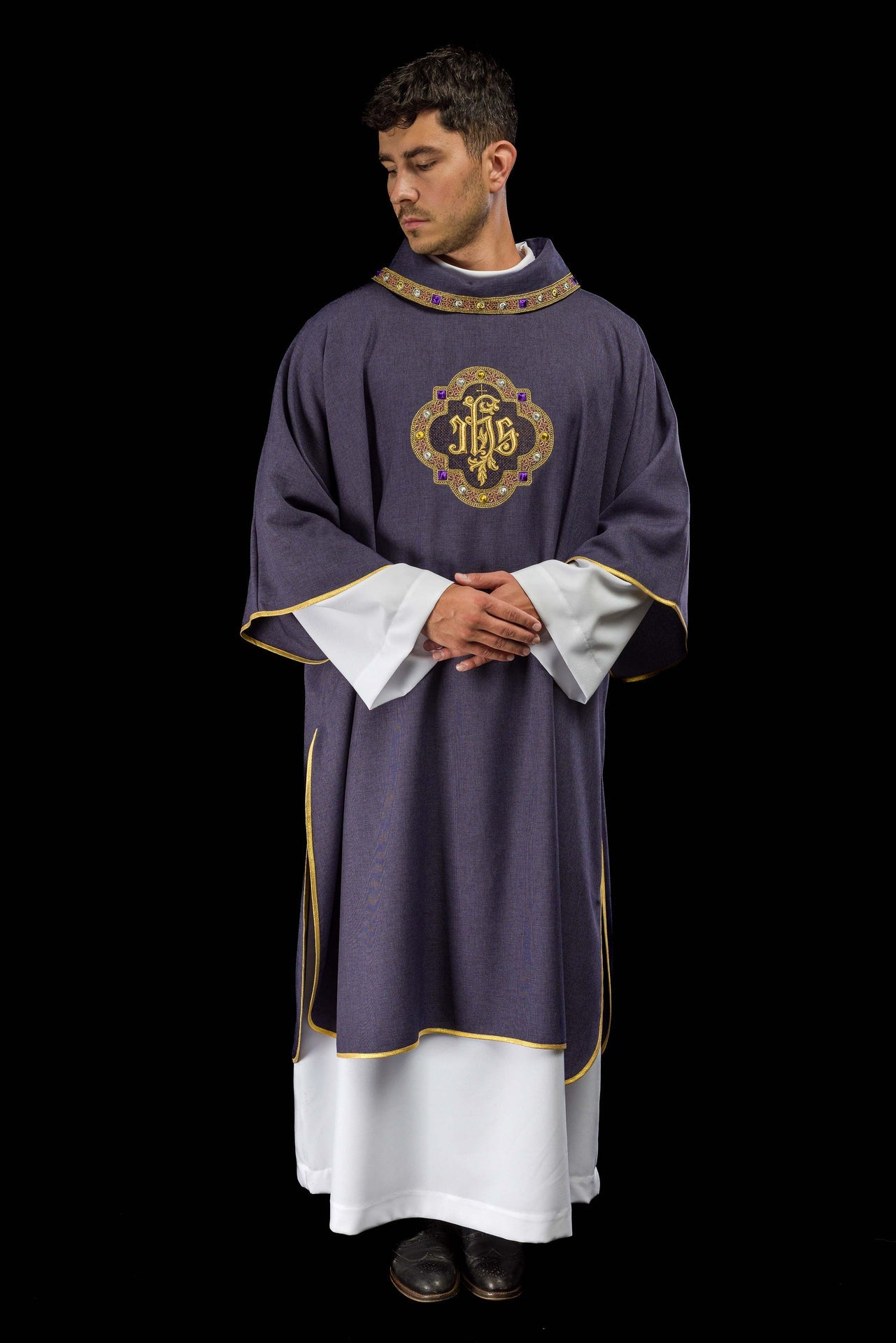 Dalmatyka z symbolem IHS i kołnierzem w kolorze fioletowym - ORNATY.PL
