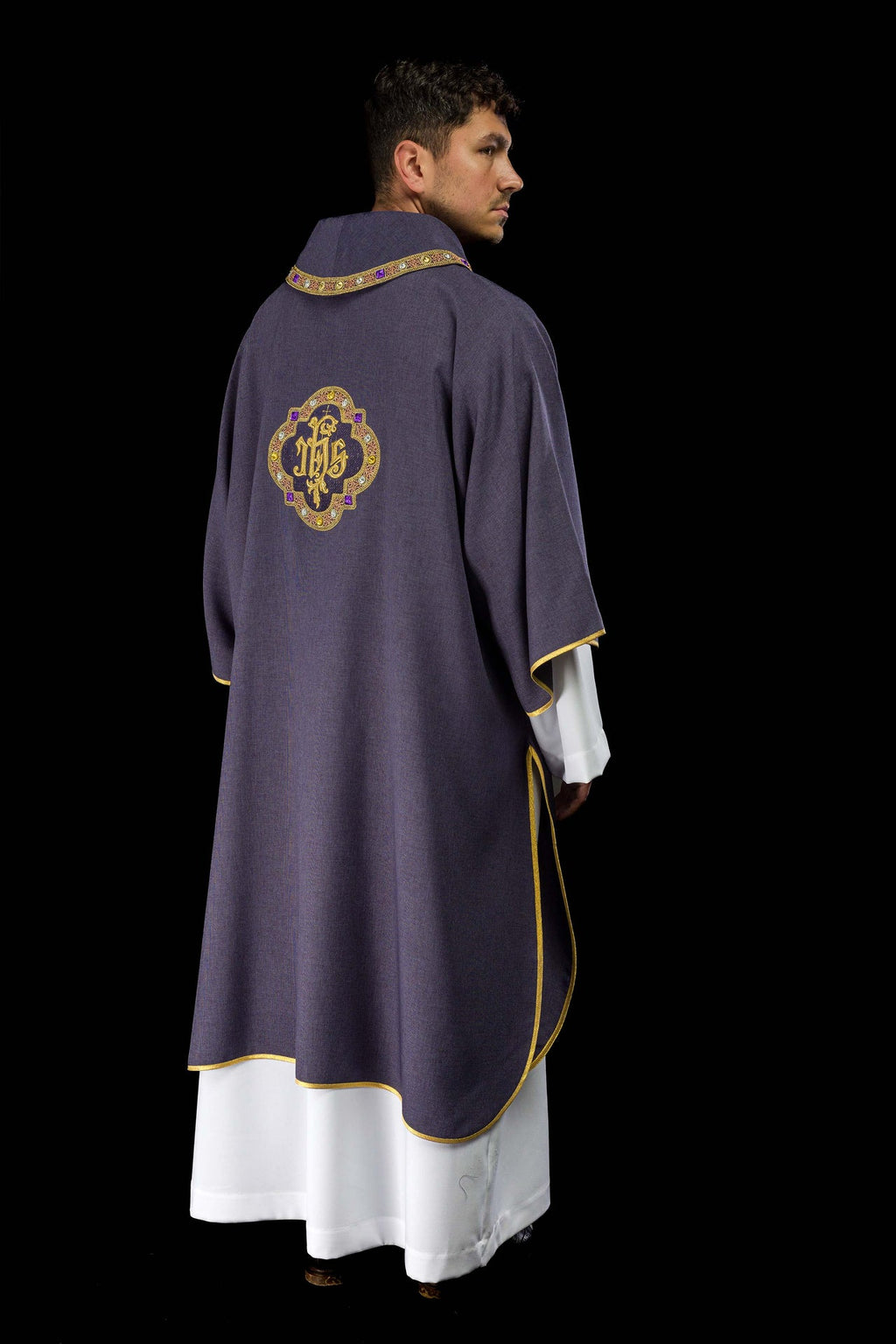 Dalmatik mit IHS-Symbol und Kragen in Violett