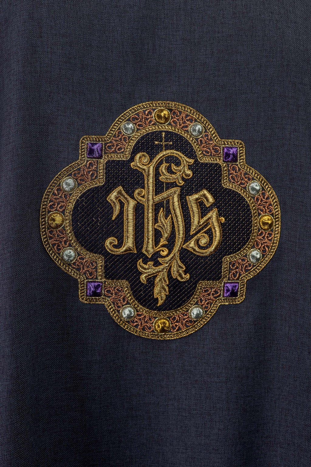 Dalmatik mit IHS-Symbol und Kragen in Violett