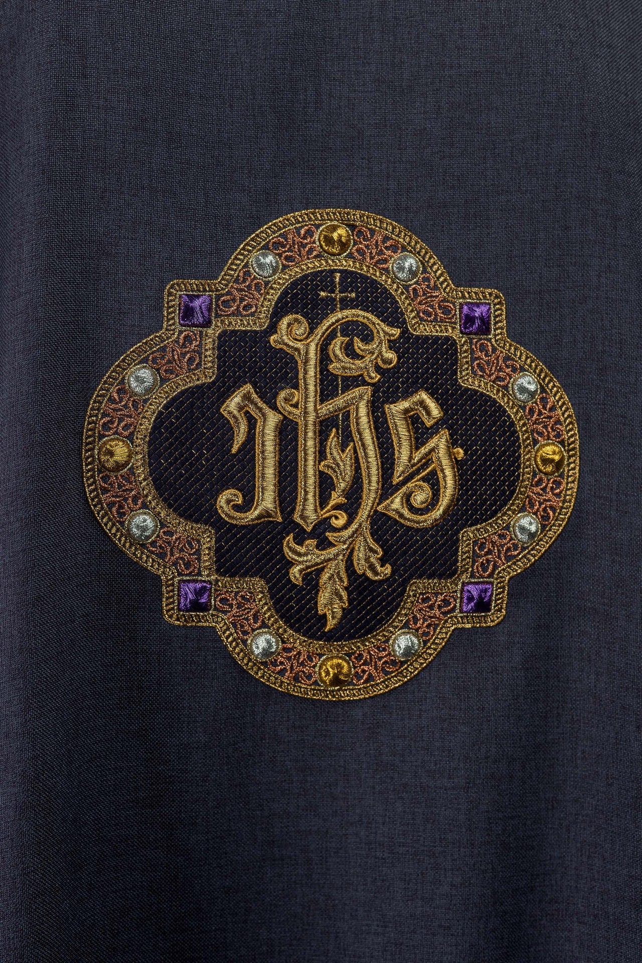 Dalmatik mit IHS-Symbol und Kragen in Violett