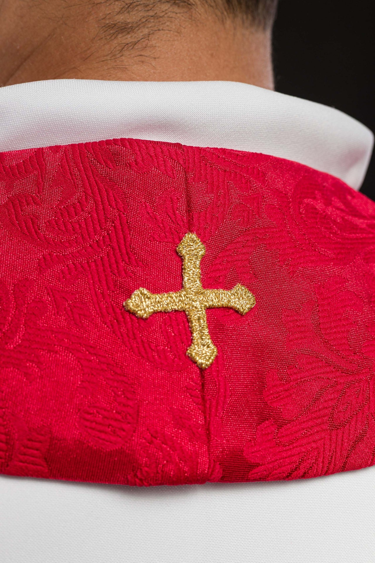 Stuła haftowana żakardowa z motywami krzyży czerwona - ORNATY.PL