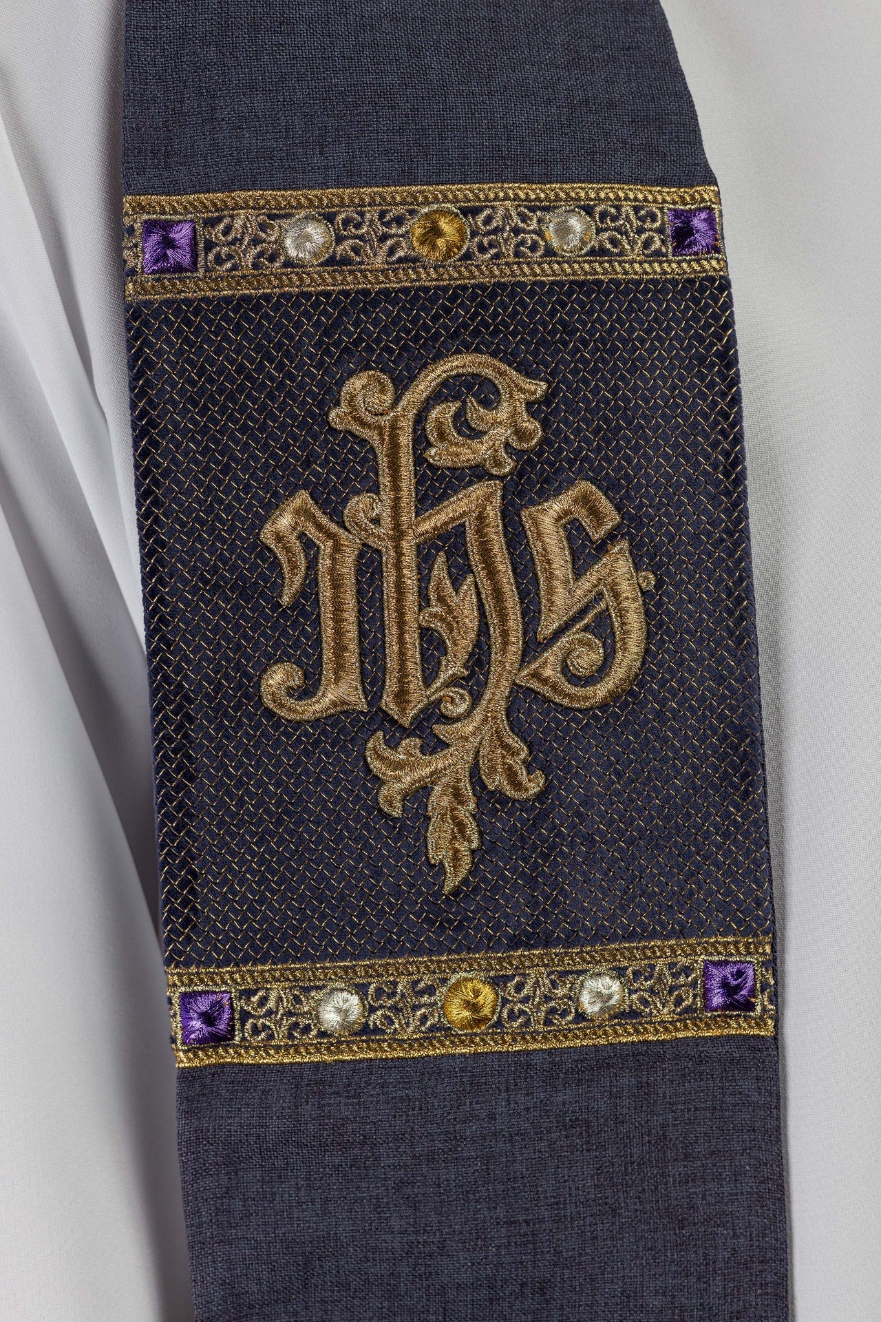 Gestickte Stola mit IHS-Motiv in Violett