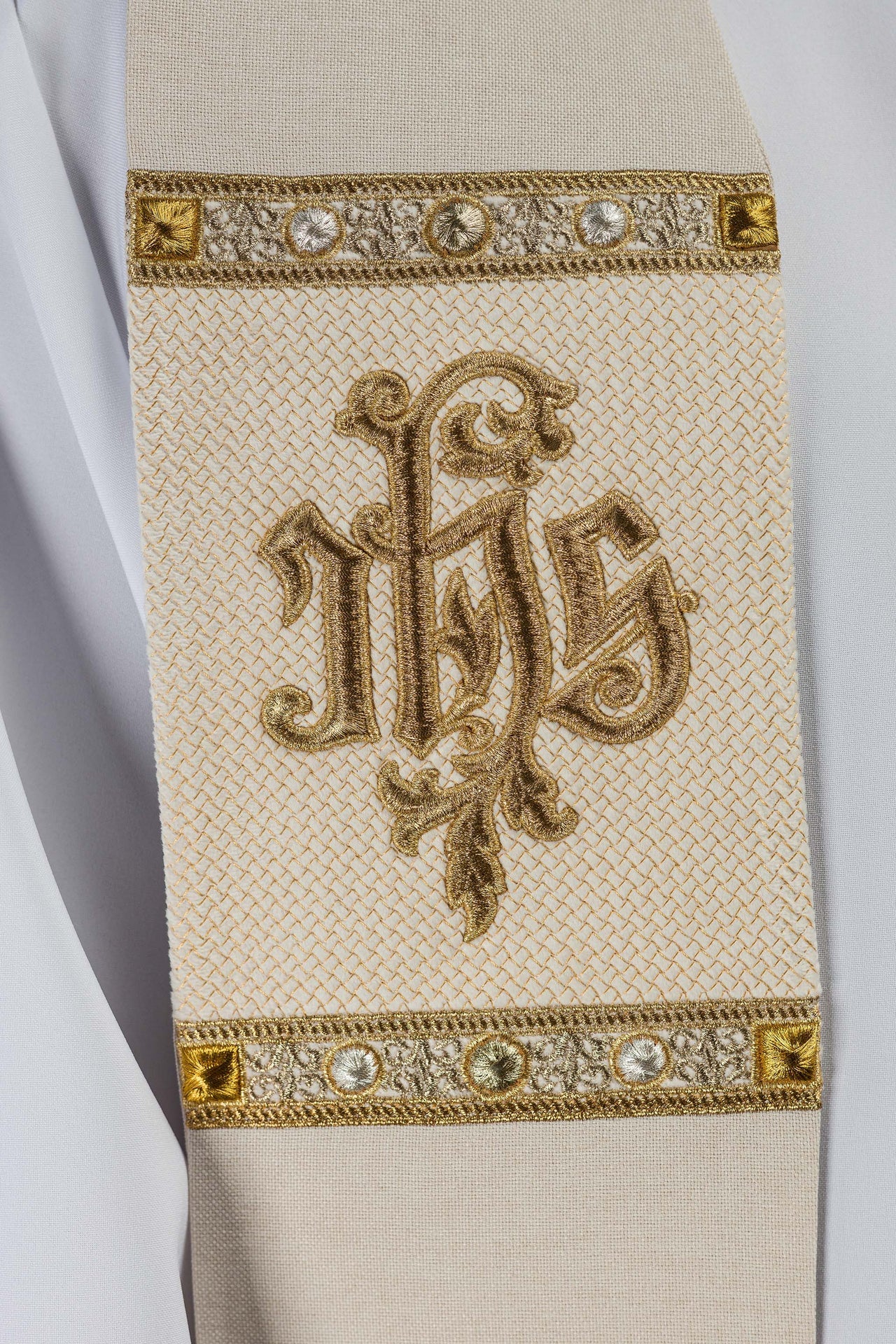 Stuła haftowana z motywem IHS ecru - ORNATY.PL