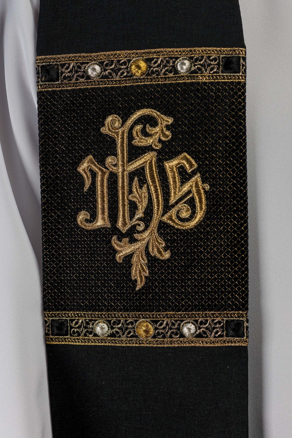 Stuła haftowana z motywem IHS czarna - ORNATY.PL