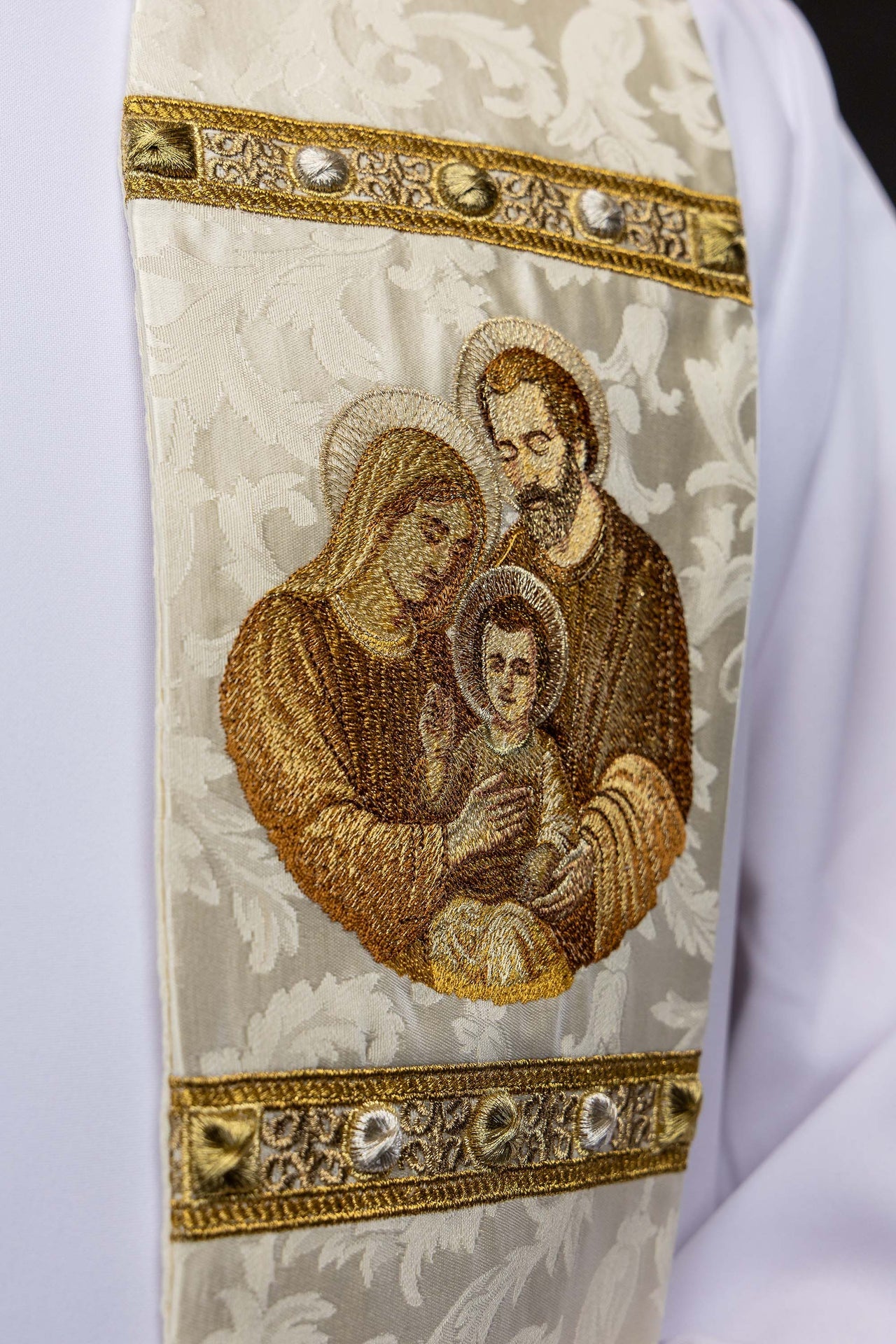 Stola mit Darstellung der Heiligen Familie gefertigt aus dekorativem Stoff