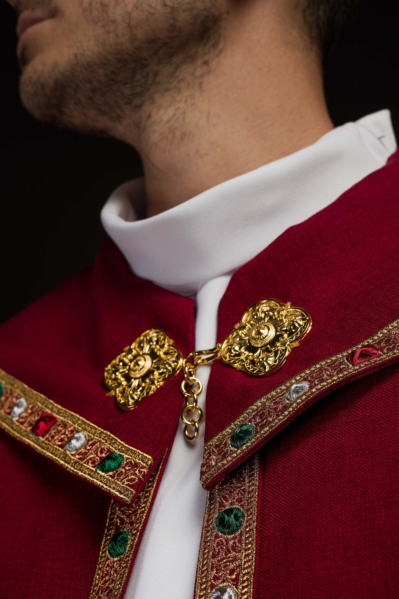 Czerwona kapa liturgiczna z złotym IHS - ORNATY.PL