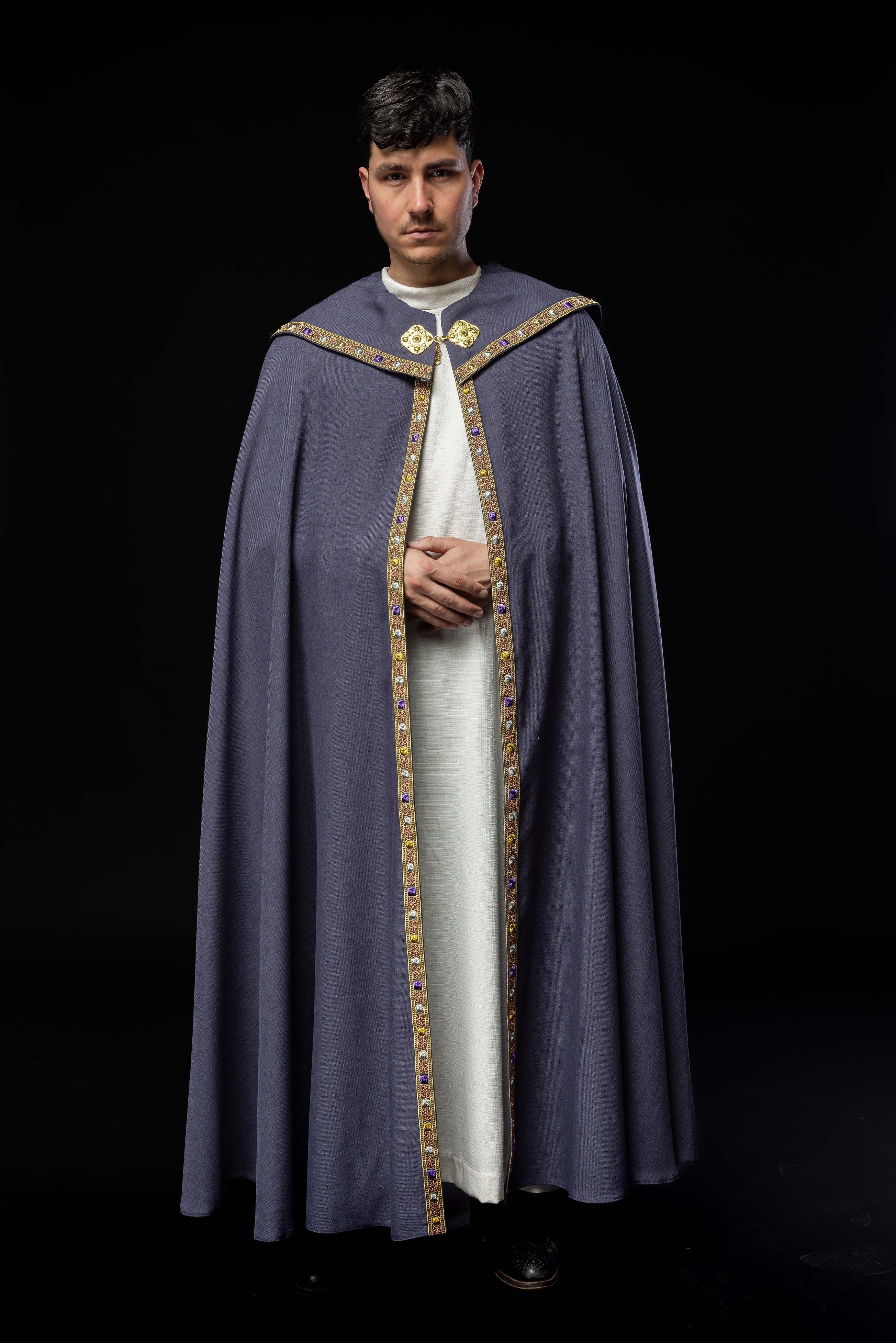 Violette liturgische Kapelle mit goldenem IHS