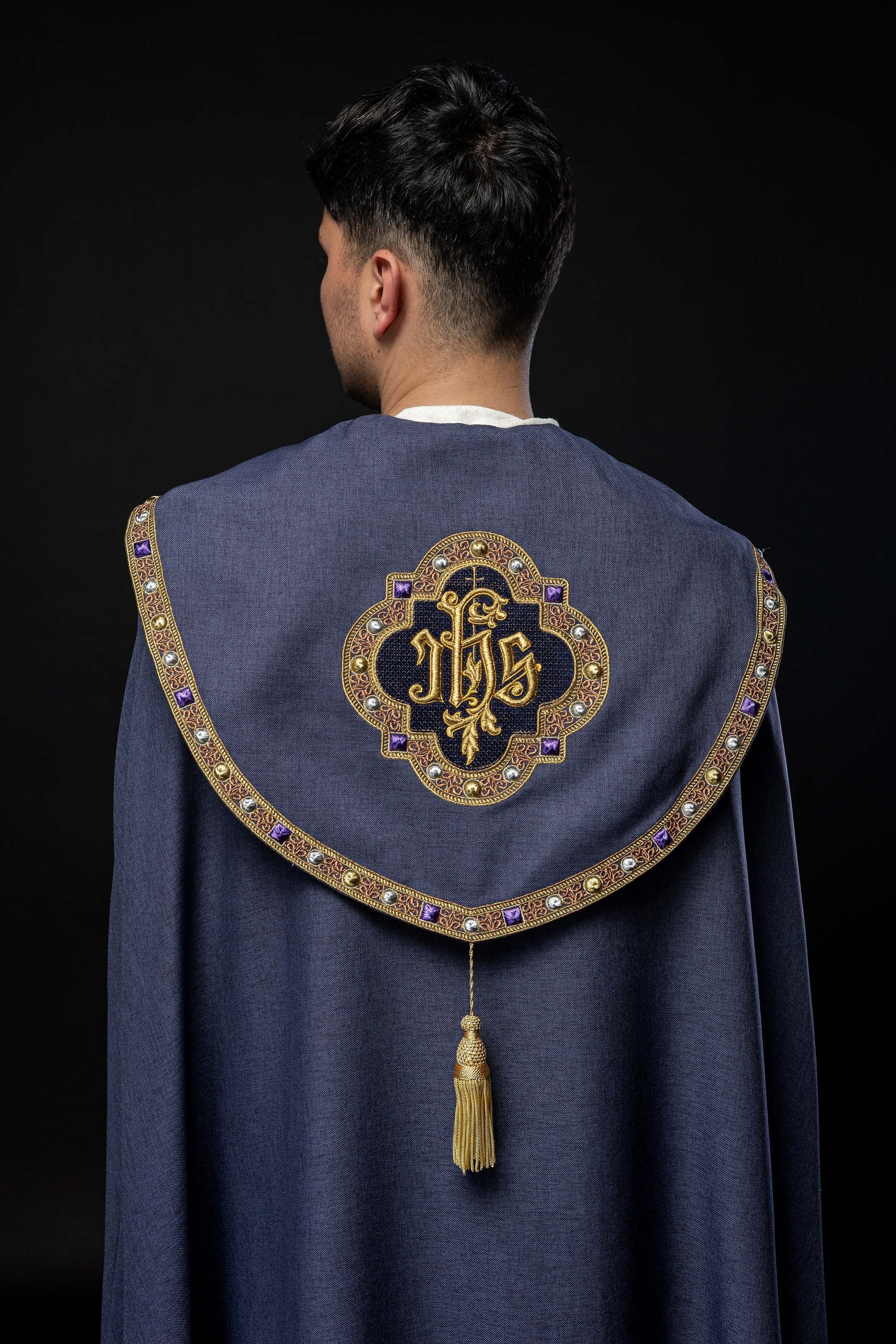Violette liturgische Kapelle mit goldenem IHS