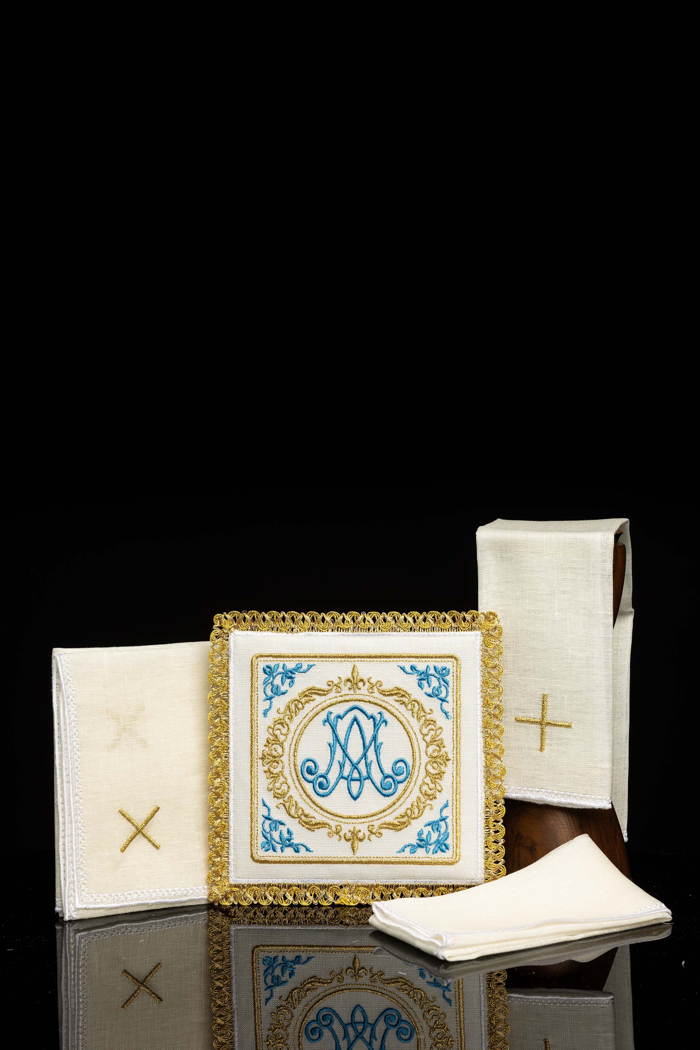 Kelchwäsche-Set in Weiß mit blauem Marienmonogramm im Goldmedaillon
