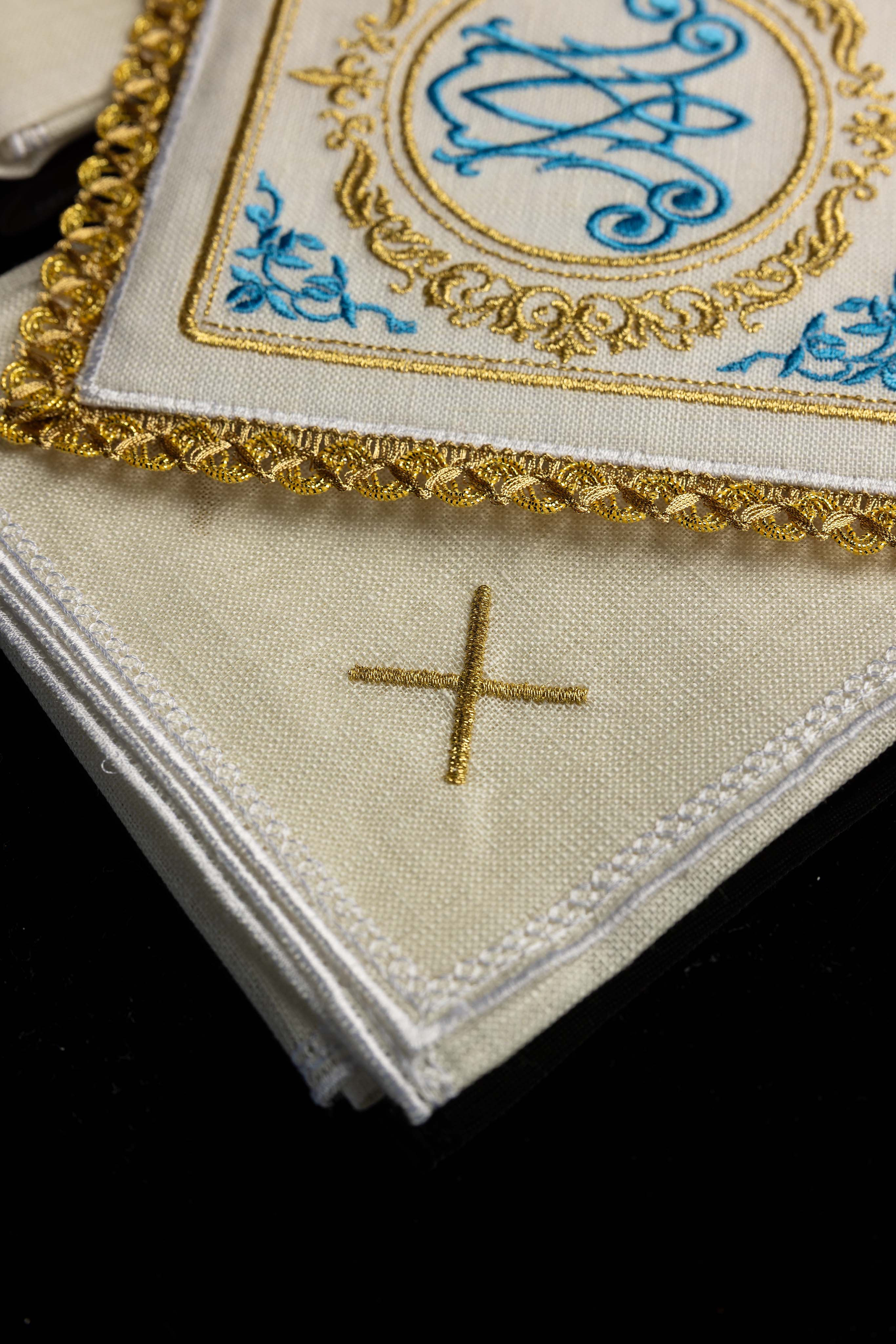 Kelchwäsche-Set in Weiß mit blauem Marienmonogramm im Goldmedaillon