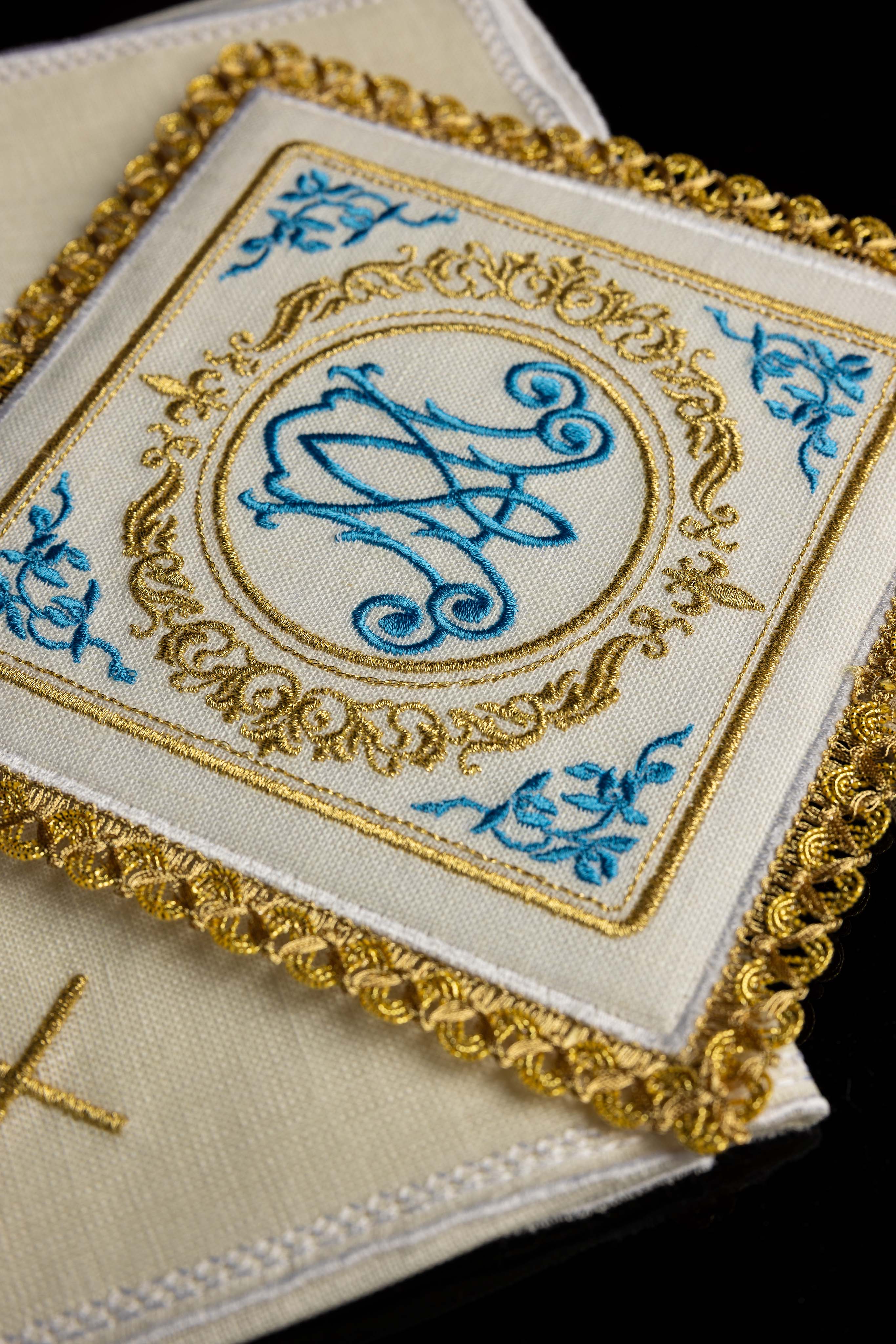 Kelchwäsche-Set in Weiß mit blauem Marienmonogramm im Goldmedaillon