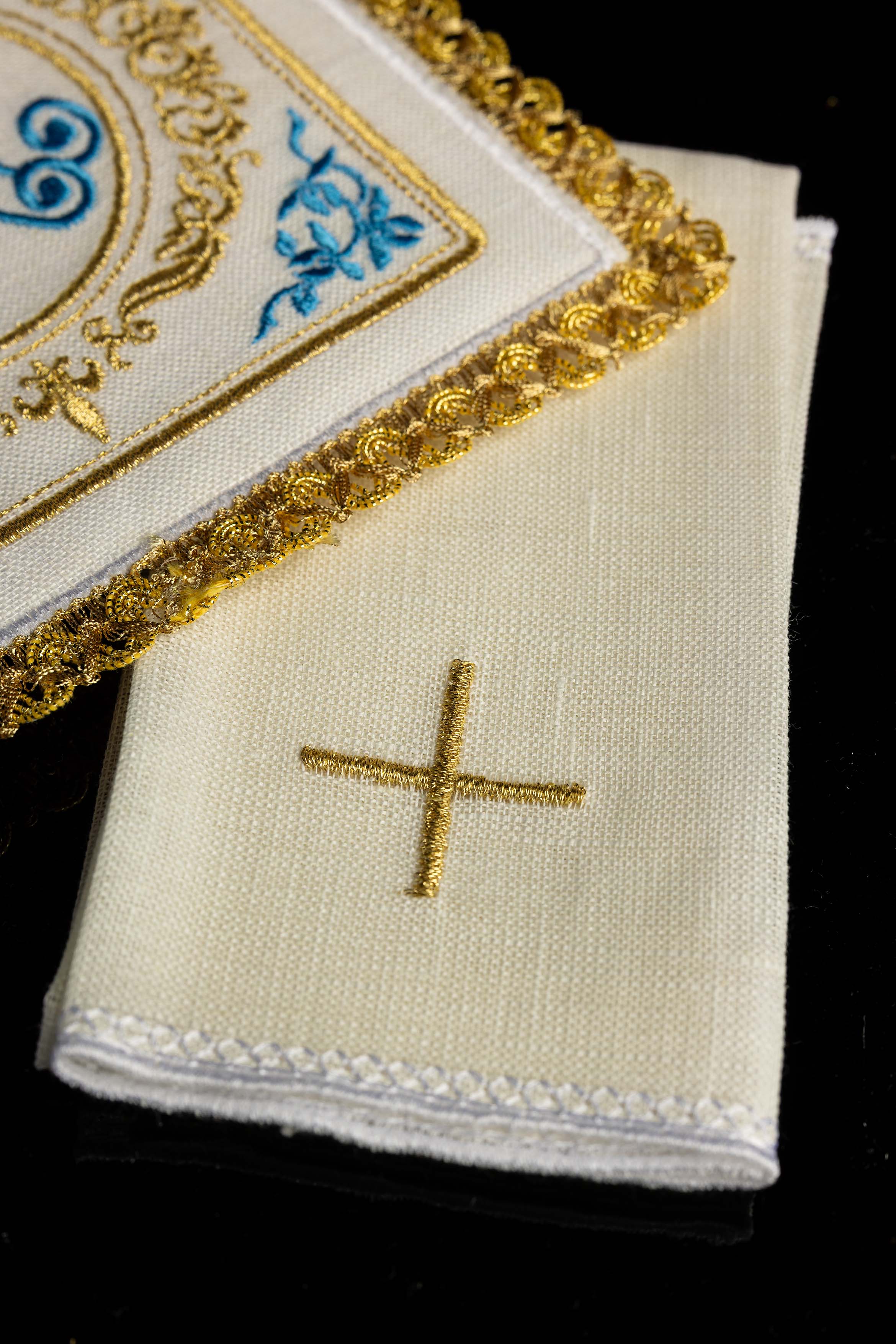 Kelchwäsche-Set in Weiß mit blauem Marienmonogramm im Goldmedaillon
