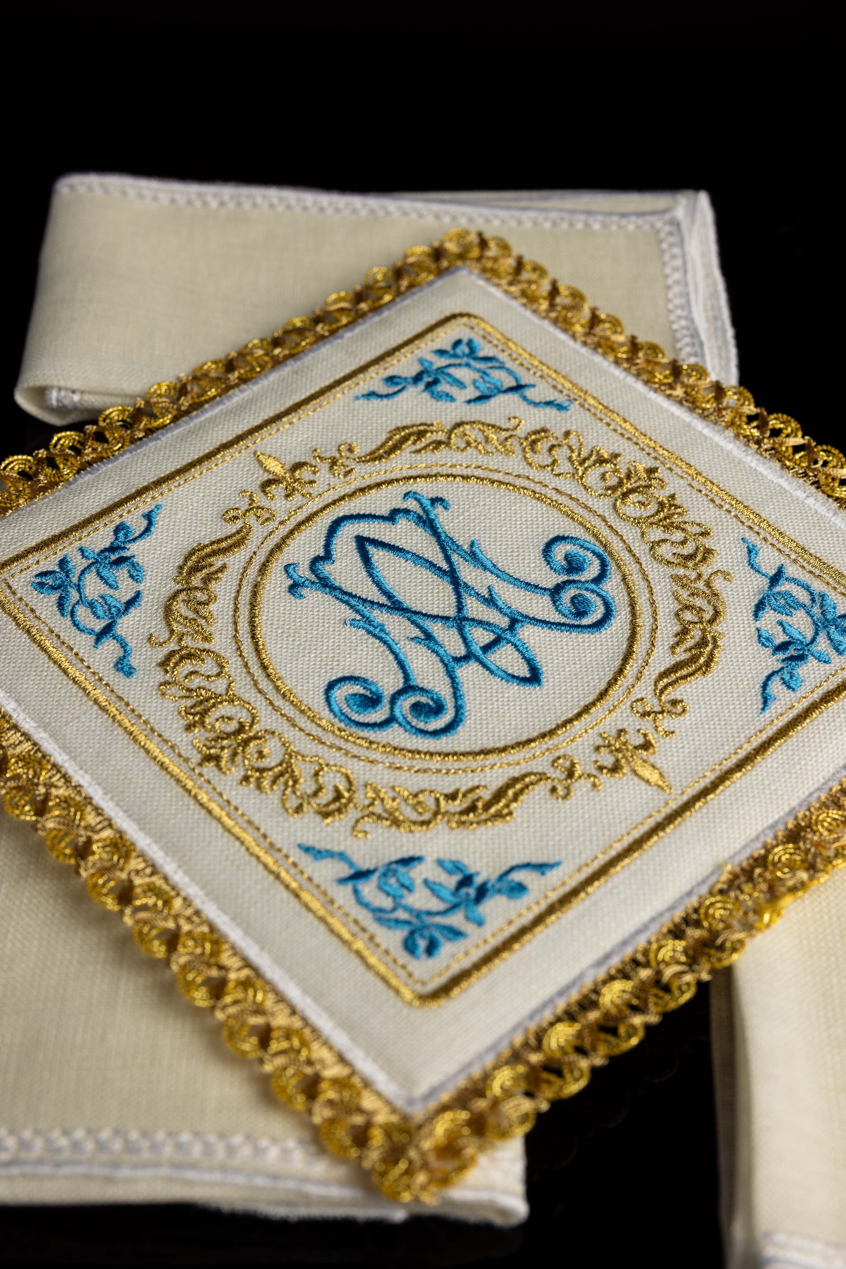Kelchwäsche-Set in Weiß mit blauem Marienmonogramm im Goldmedaillon