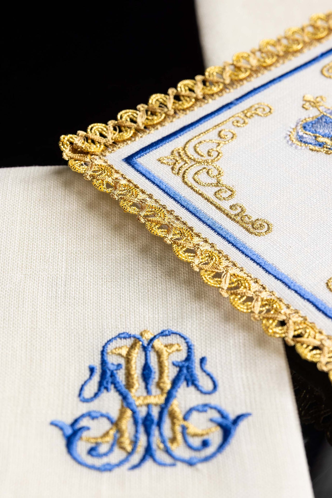 Lniany komplet kielichowy z haftem z motywem Maryjnym - ORNATY.PL