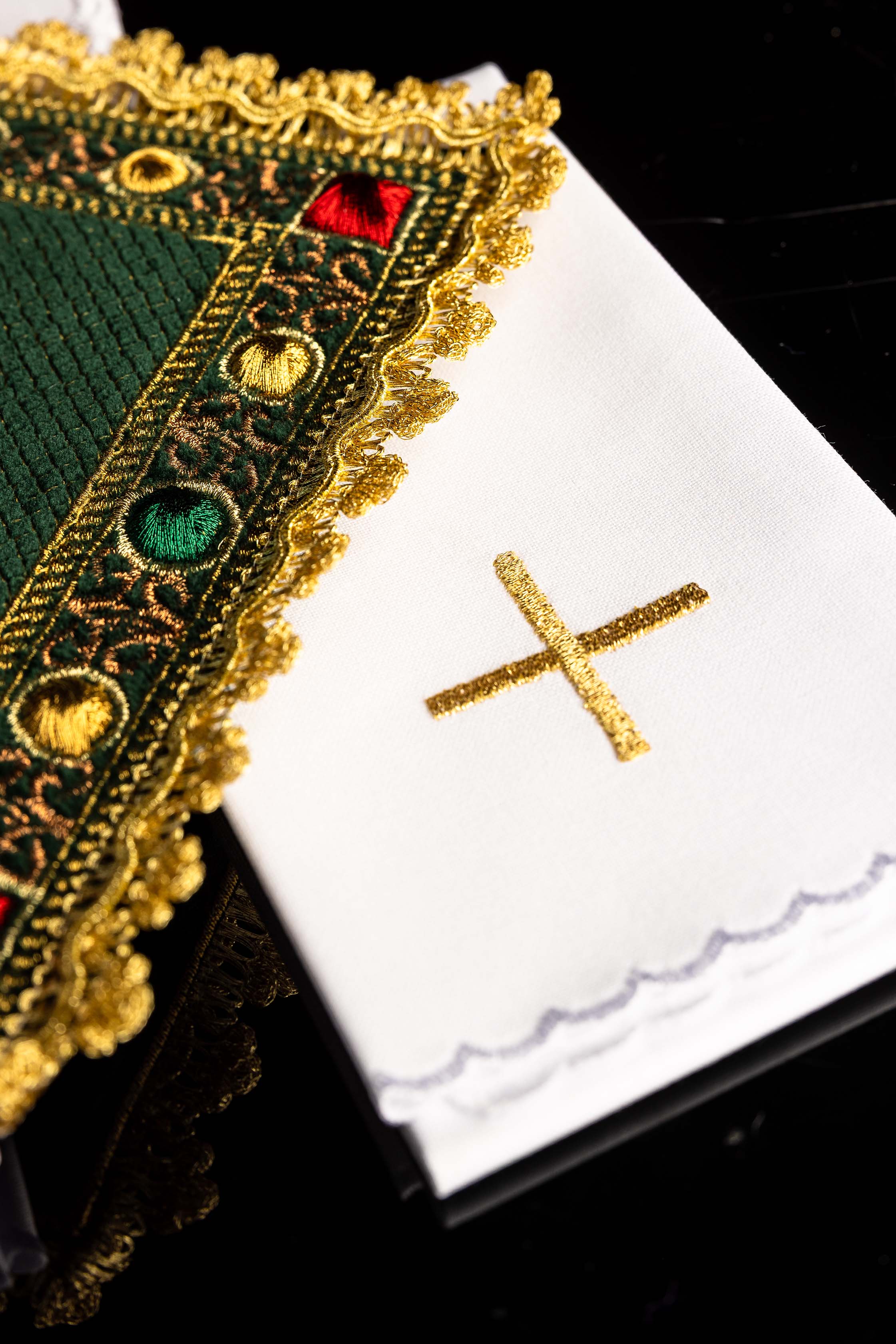 Kelch aus Samt in Grün mit gesticktem IHS-Symbol