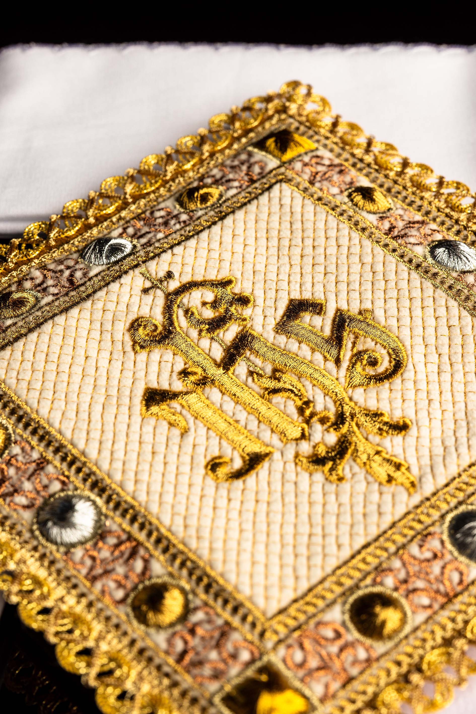 Samtkelch-Set in ecrufarben mit besticktem IHS-Symbol