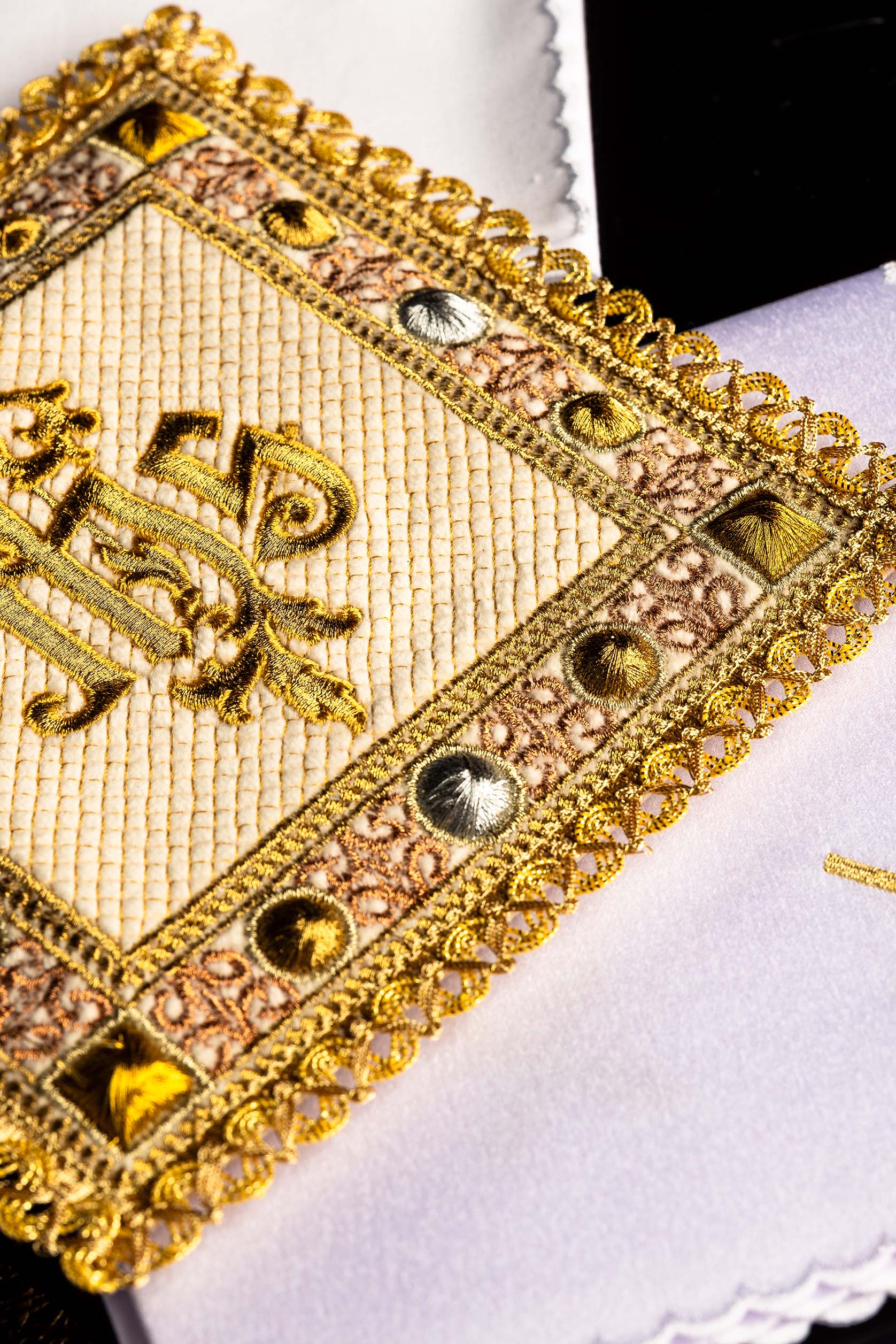 Samtkelch-Set in ecrufarben mit besticktem IHS-Symbol