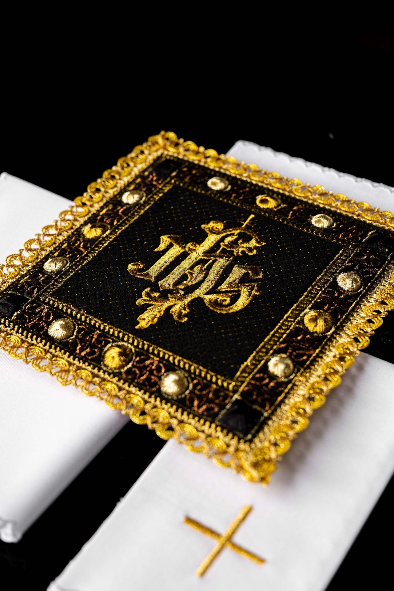 Schwarzes Kelchwäscheset aus Samt mit gesticktem IHS-Symbol