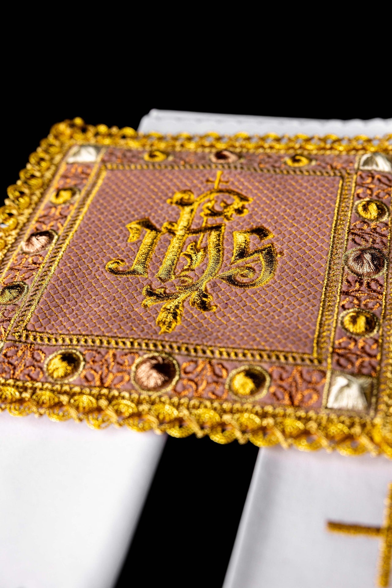 Kelch aus Samt in Rosa mit gesticktem IHS-Symbol