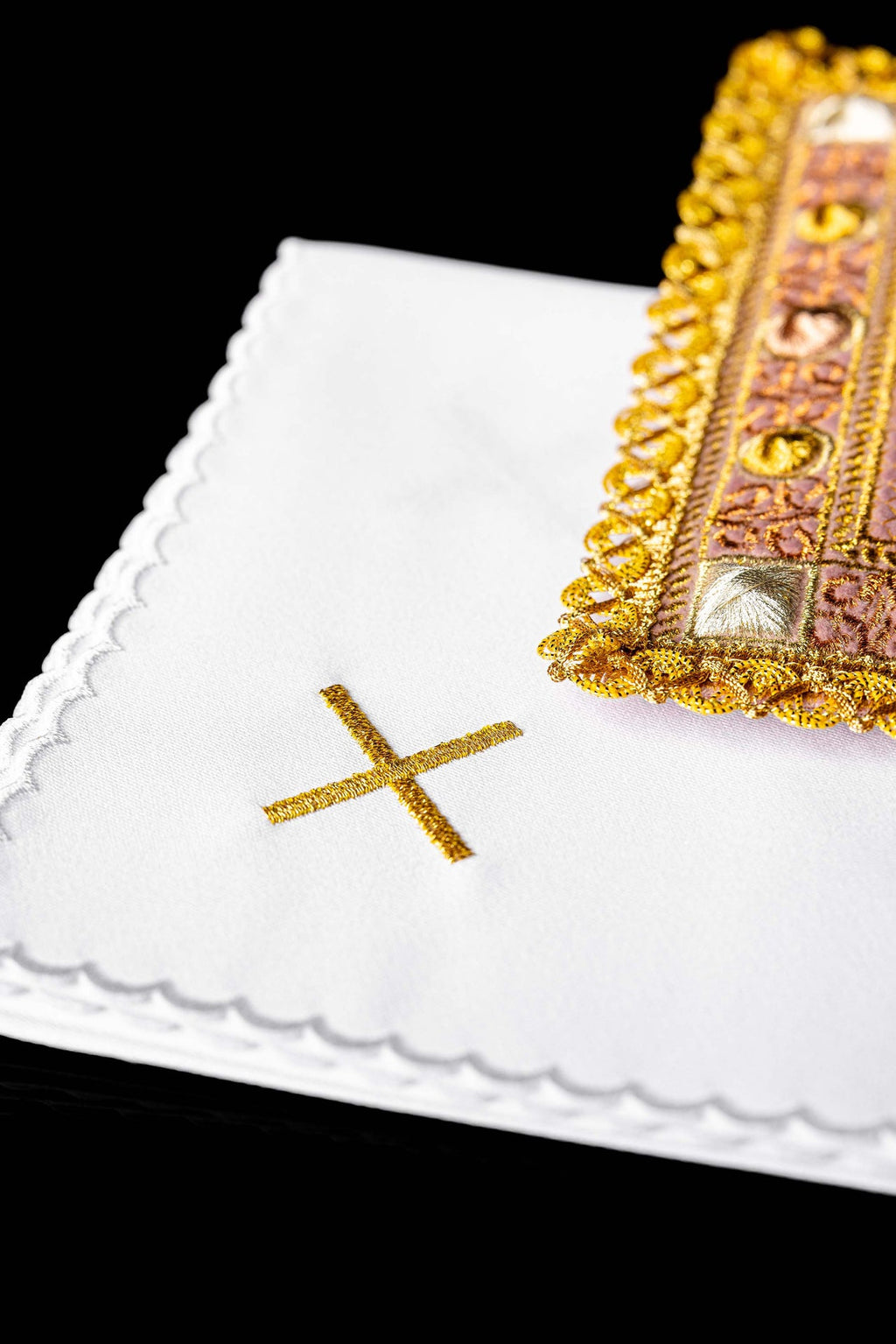 Kelch aus Samt in Rosa mit gesticktem IHS-Symbol