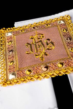 Kelch aus Samt in Rosa mit gesticktem IHS-Symbol