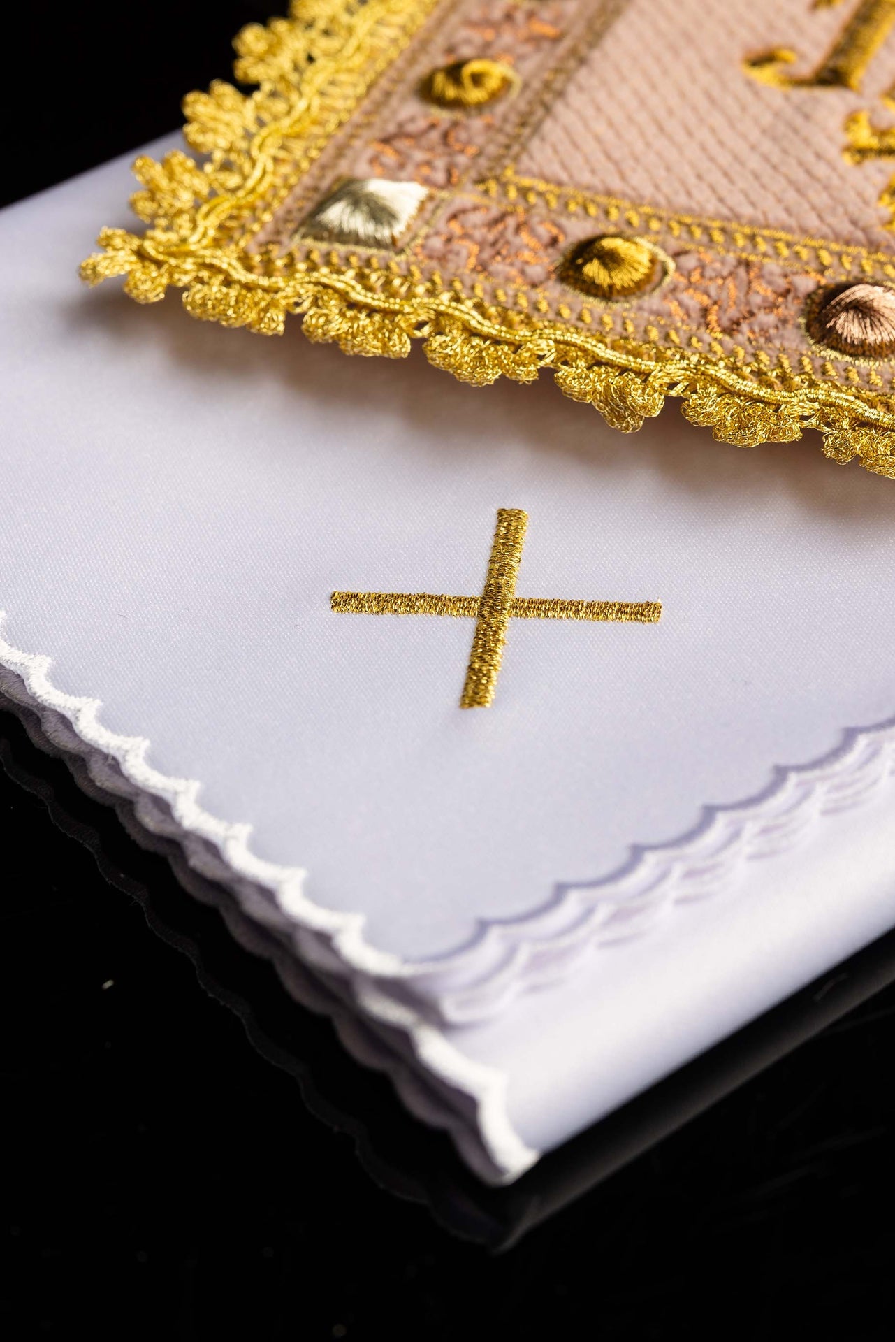 Aksamitny komplet kielichowy w kolorze różowym z haftowanym symbolem IHS - ORNATY.PL